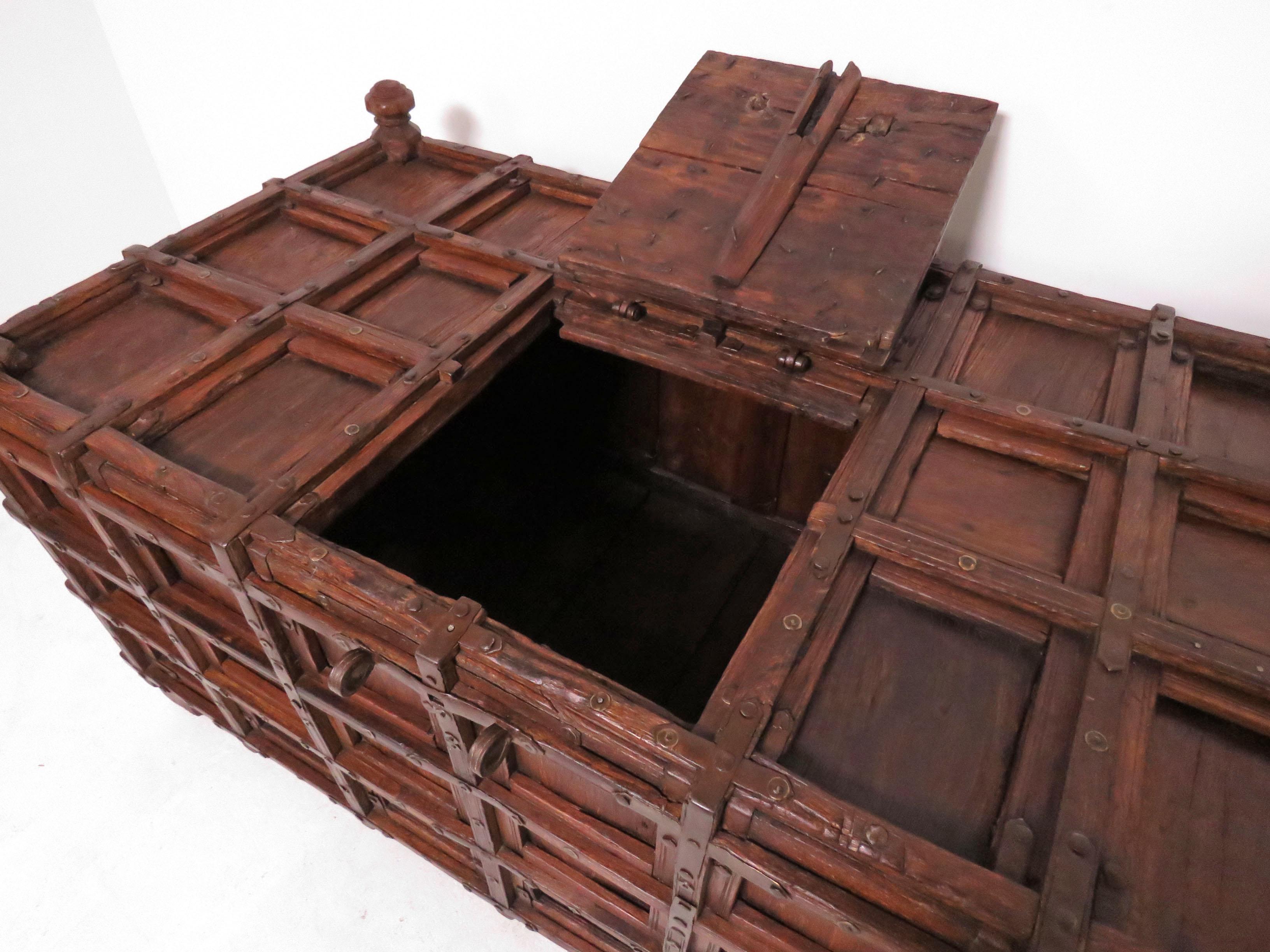 Antique 19th Century Damchiya Anglo-Indian Dowry Chest In Good Condition In Peabody, MA
