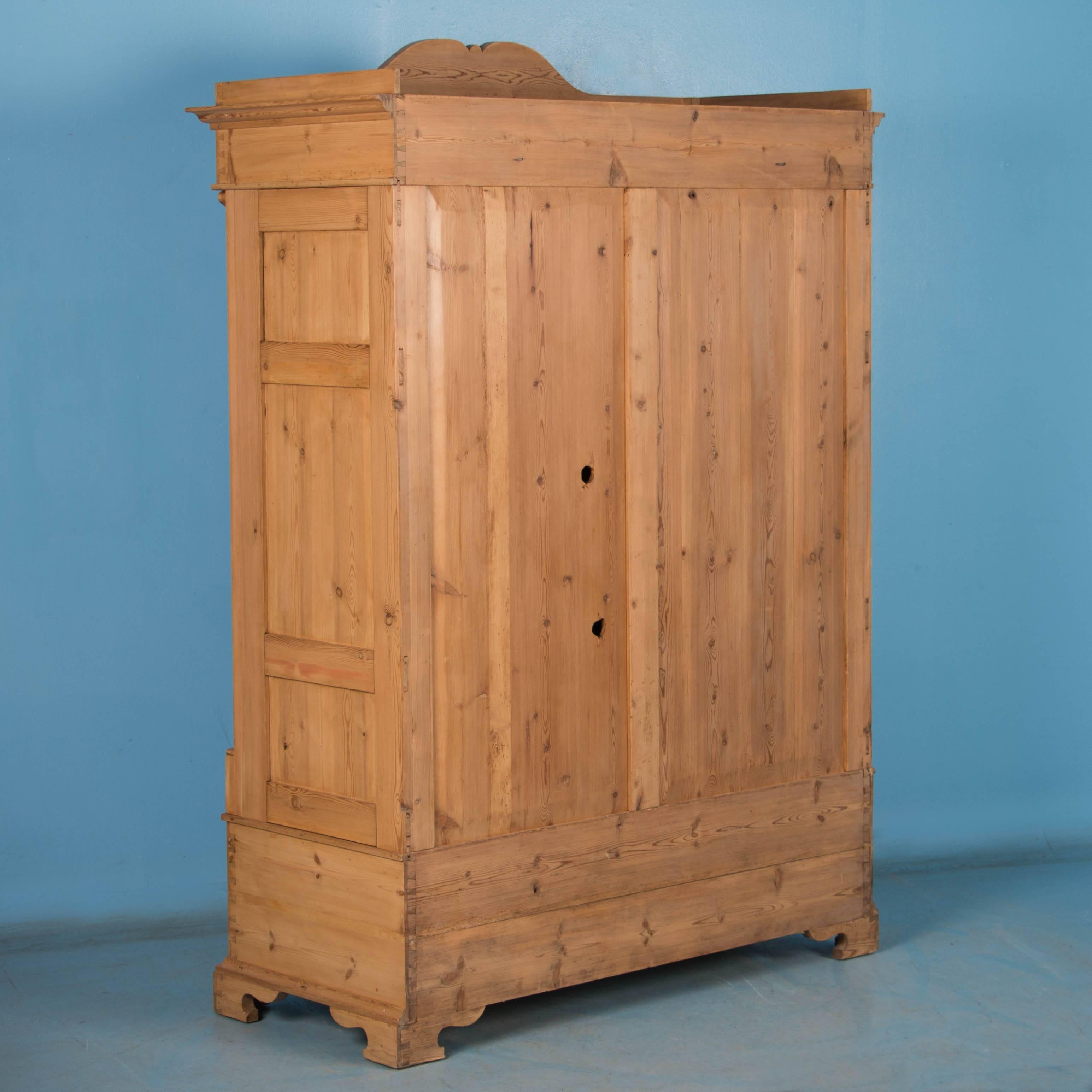 Ancienne armoire à deux portes en pin danois du 19e siècle 3