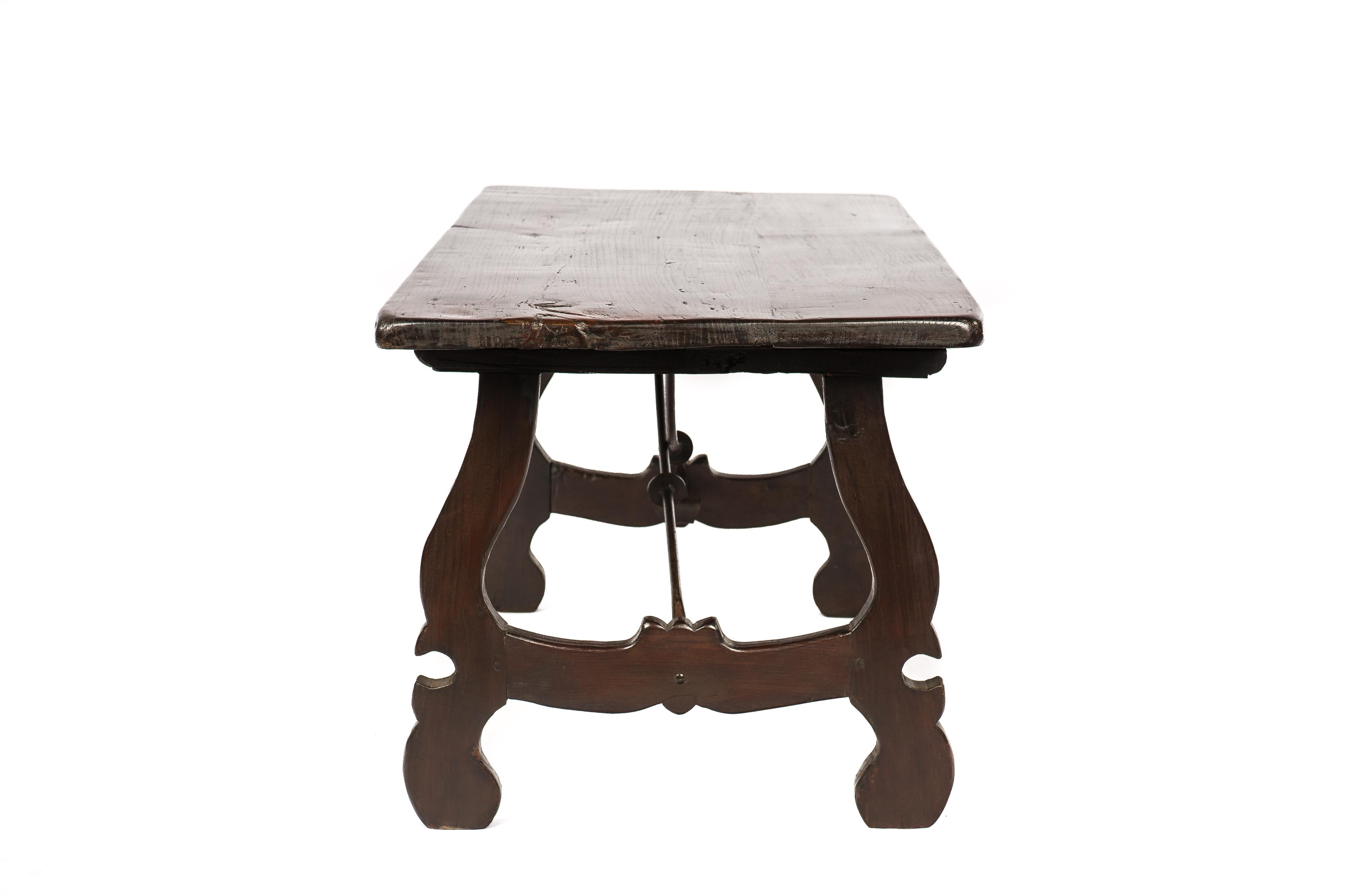 Espagnol Ancienne table de salle à manger baroque en châtaignier brun foncé du 19e siècle avec pieds en lyre en vente