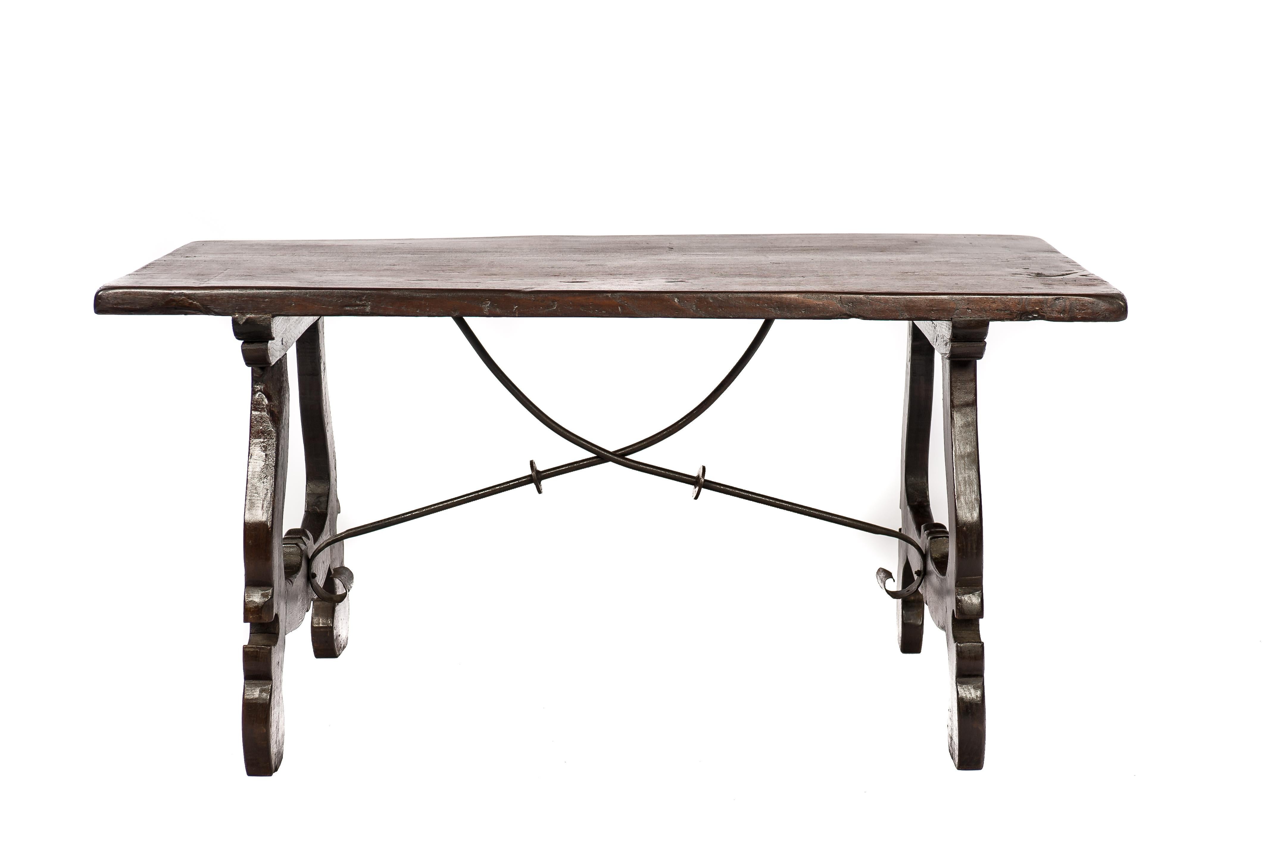 Forgé Ancienne table de salle à manger baroque en châtaignier brun foncé du 19e siècle avec pieds en lyre en vente