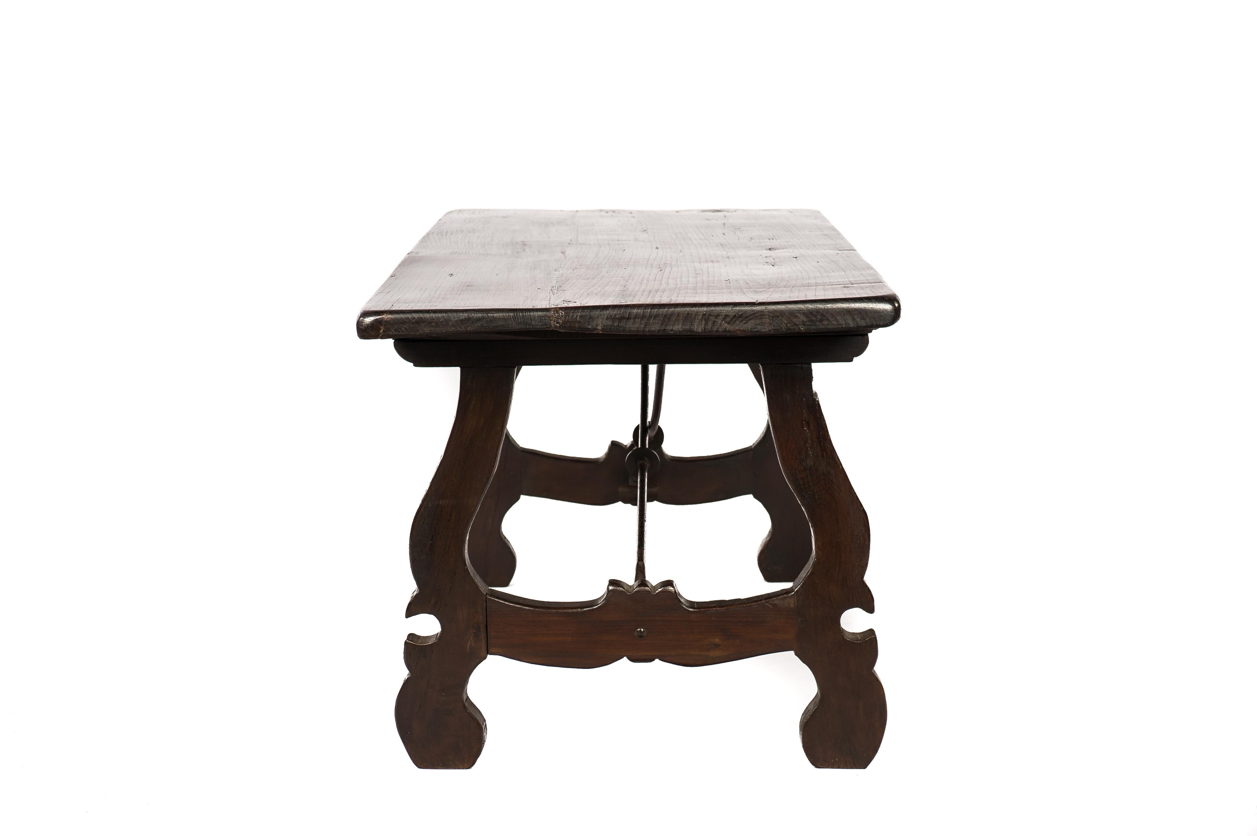 Antique 19th century dark brown chestnut baroque dining table with lyre legs In Good Condition For Sale In Casteren, NL