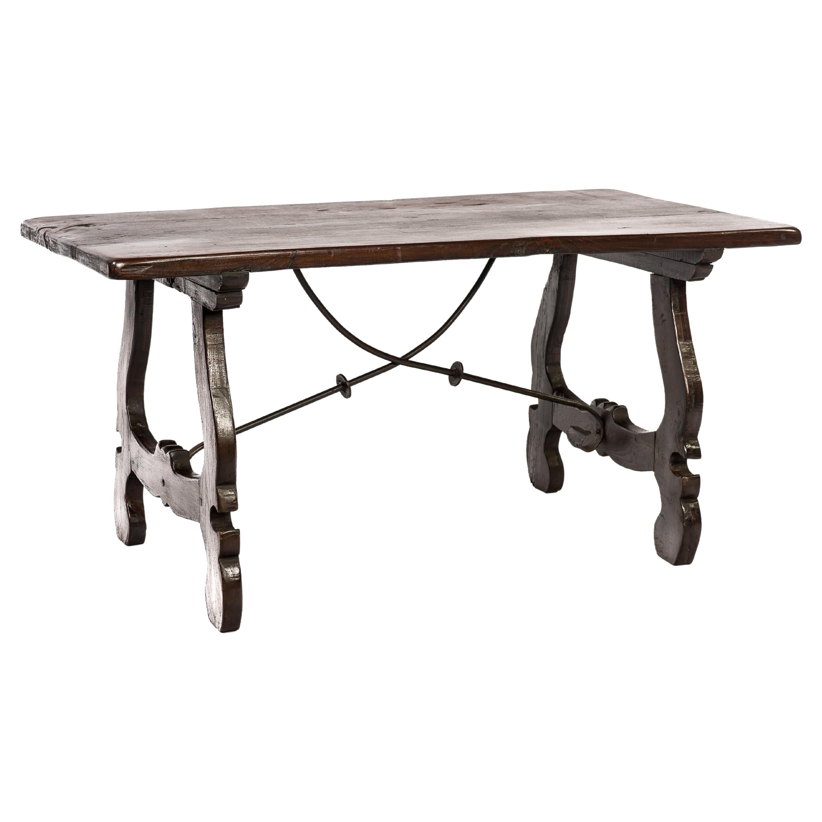 Ancienne table de salle à manger baroque en châtaignier brun foncé du 19e siècle avec pieds en lyre en vente