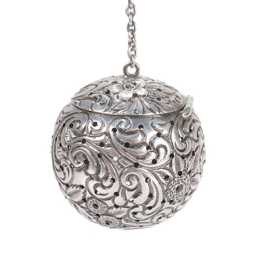 Antique 19th Century Davis & Galt Philadelphia Sterling Silver Repousse Tea Ball For Sale 2