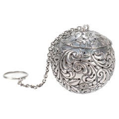 Antiker Davis & Galt Philadelphia-Teeball aus Sterlingsilber mit Repousse, 19. Jahrhundert