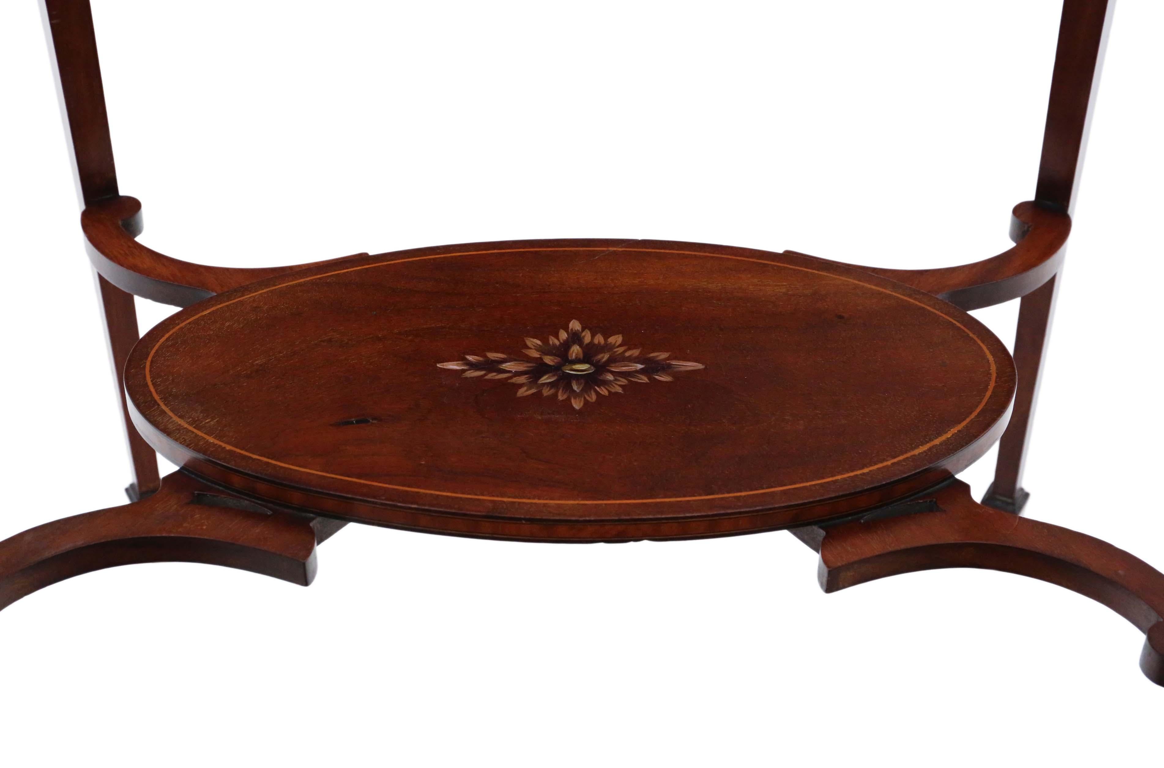 Table d'appoint, d'appoint, de centre ou de fenêtre, en bois de satin et en acajou, décorée et de belle qualité, vers 1895.

Pas de joints lâches ni de vers à bois. Une abondance de caractère et de charme. Une trouvaille décorative rare.

Il