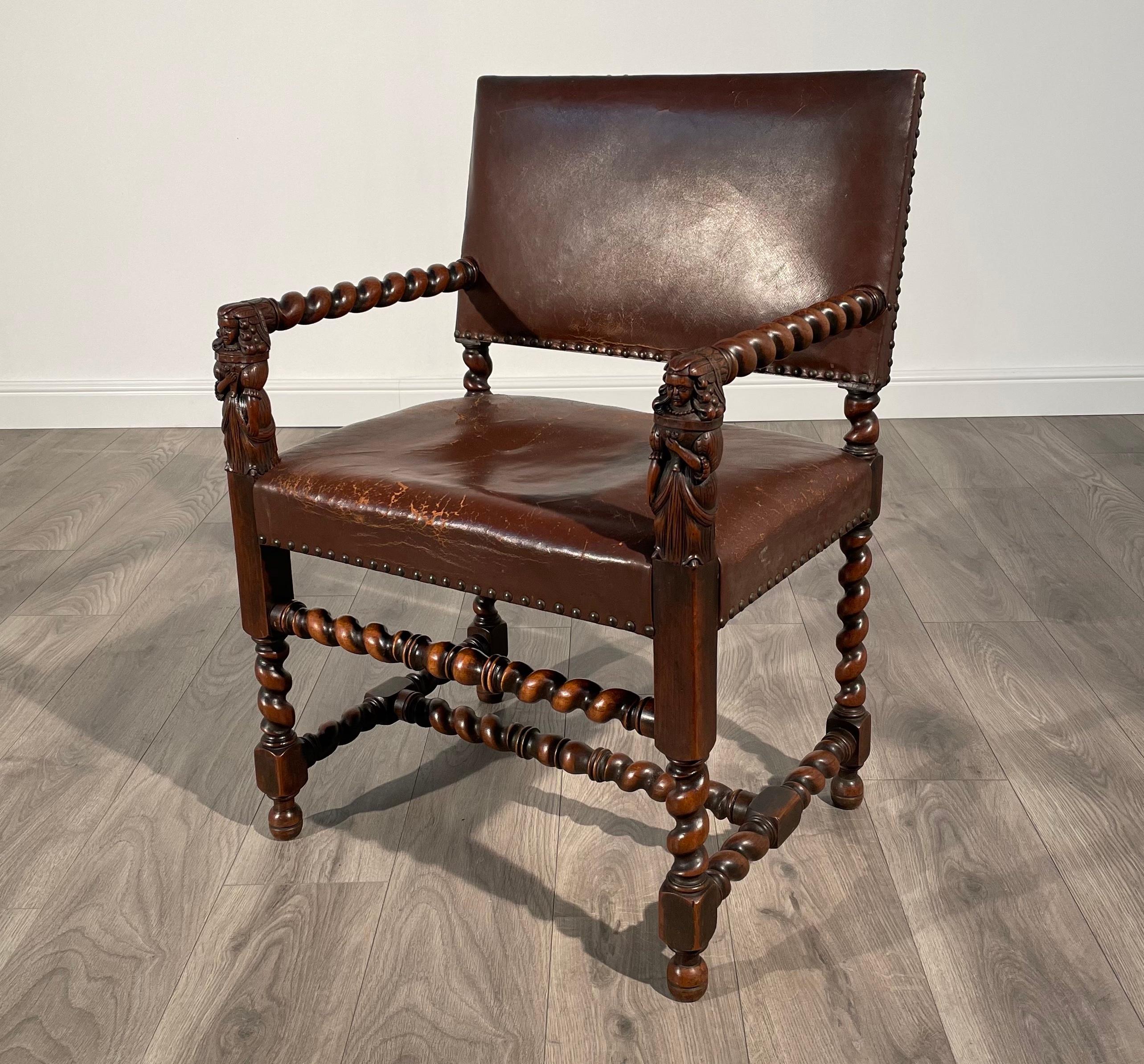 Fauteuil du 19ème siècle très décoratif à couper le souffle
En chêne
Pieds en torsion d'orge avec un châssis en croix au milieu, recouvert de cuir marron de haute qualité.
Une sculpture absolument magnifique sur chaque bras représentant une femme