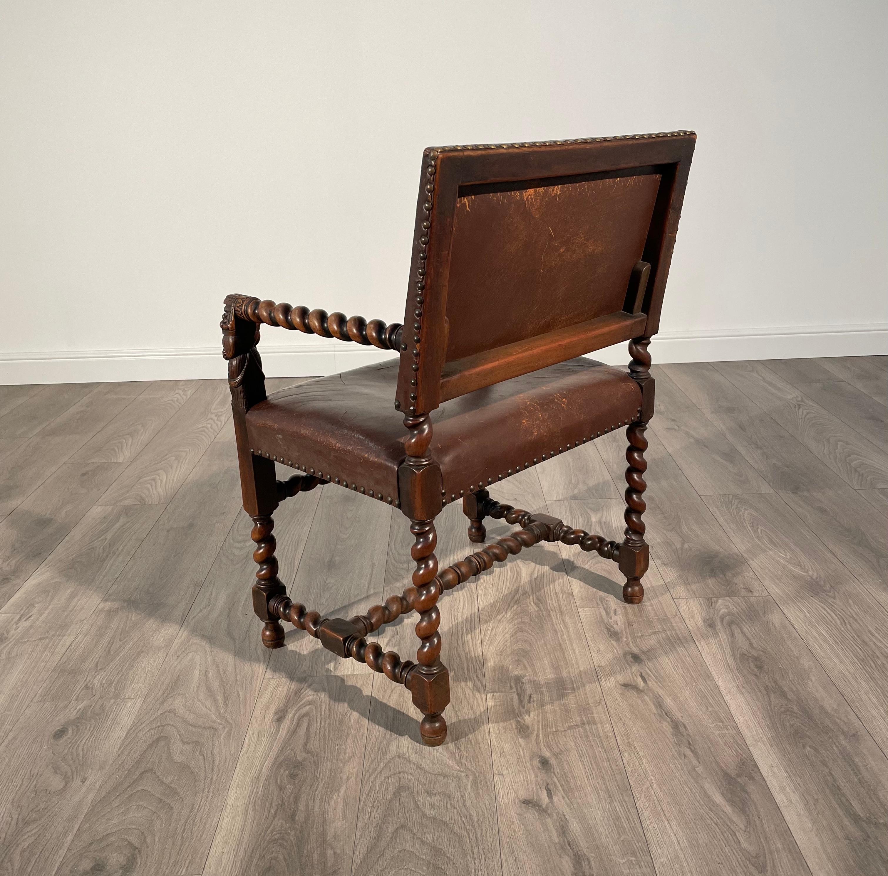 XIXe siècle Fauteuil décoratif ancien du 19ème siècle en chêne (REF AF-1871) en vente