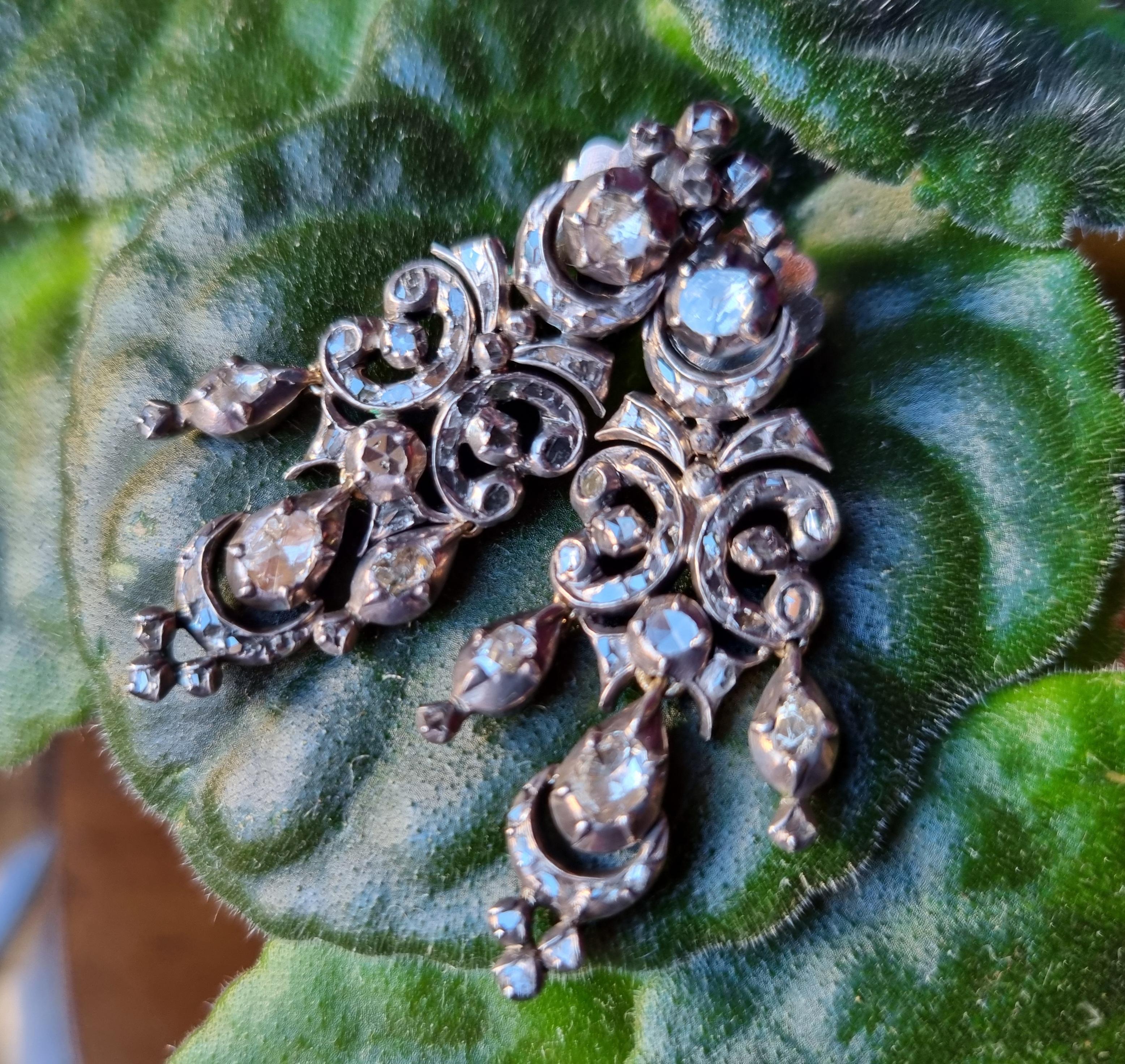 Antike Diamant-Chandelier-Ohrringe aus dem 19. Jahrhundert. (iberisch, georgisch).
 Spätgeorgianische Ohrringe (um 1829), mit einer recht auffälligen  fast Zoll lang (1,77 Zoll/ 4,5 cm), sind voll von kerzenlichtverliebten, mit Folie überzogenen