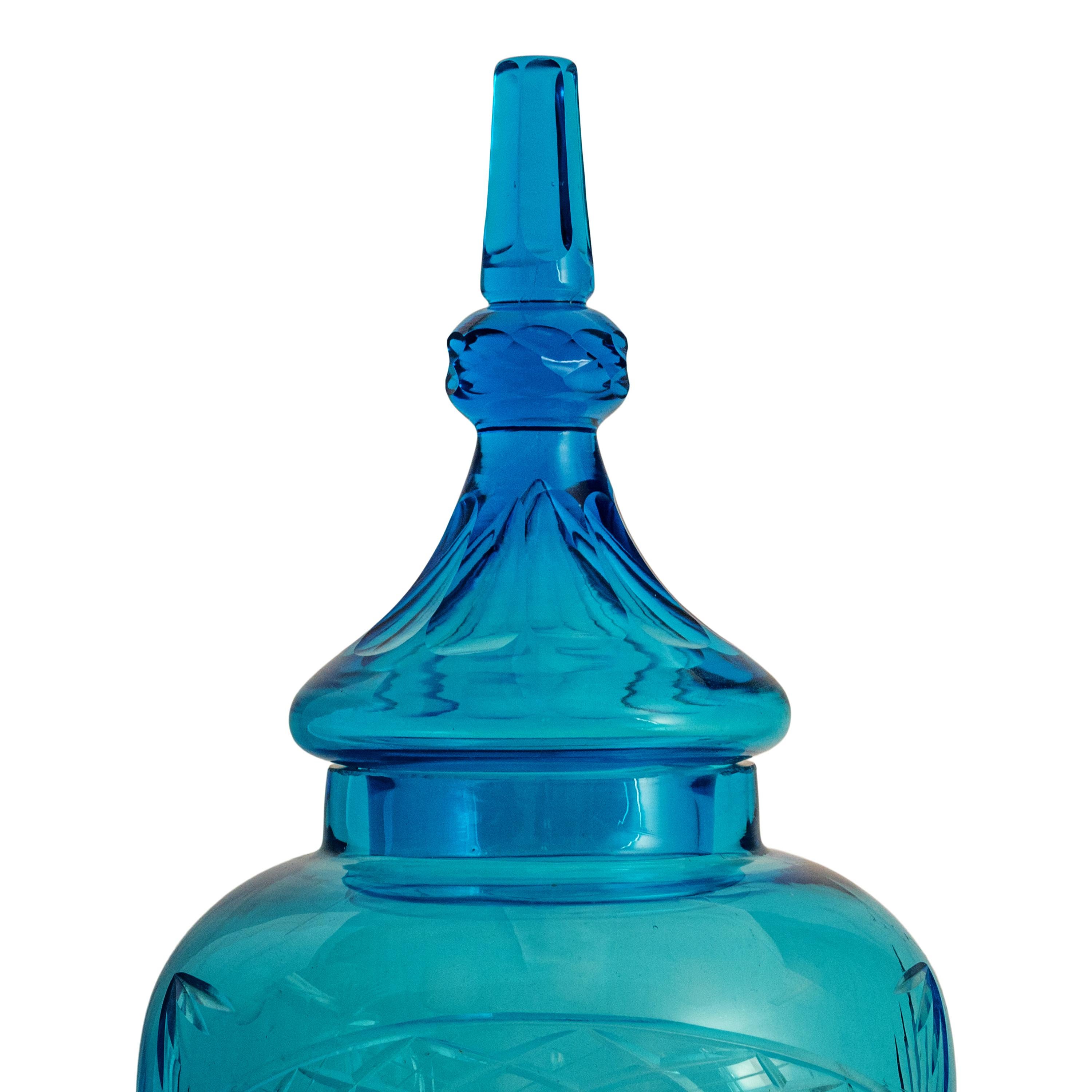 Monumental sized 19th century antique acid-etched and diamond cut lidded cobalt blue glass whisky dispenser/decanter, circa 1880.
The vessel is made of a deep cobalt blue glass, the flared lid having a tall faceted finial that fits into a large