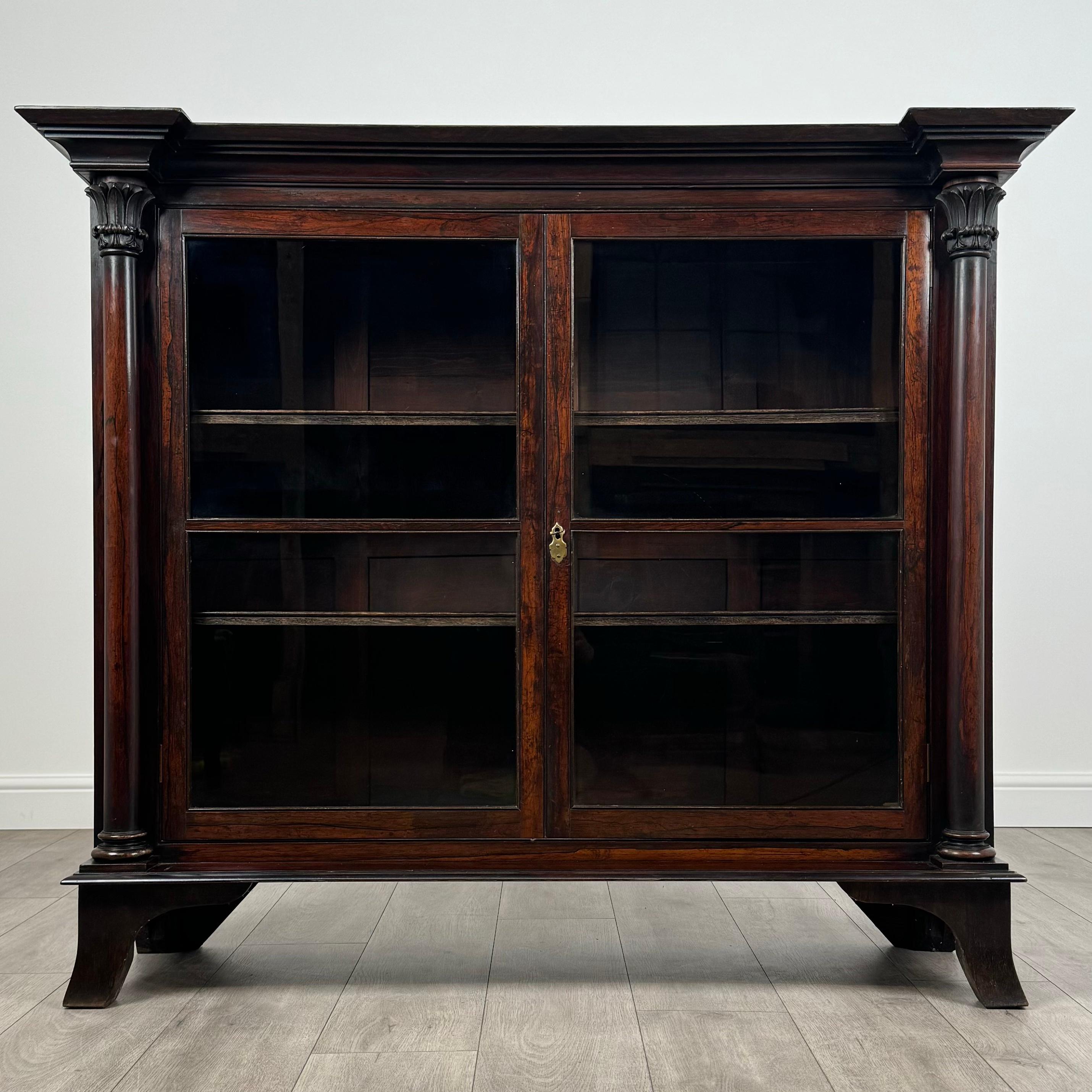 Questa splendida vetrinetta antica del XIX secolo è realizzata in elegante legno di palissandro, che ne evidenzia la bellezza senza tempo e l'eccezionale qualità. Il mobile poggia su piedini strombati, che ne rafforzano la presenza aggraziata e il