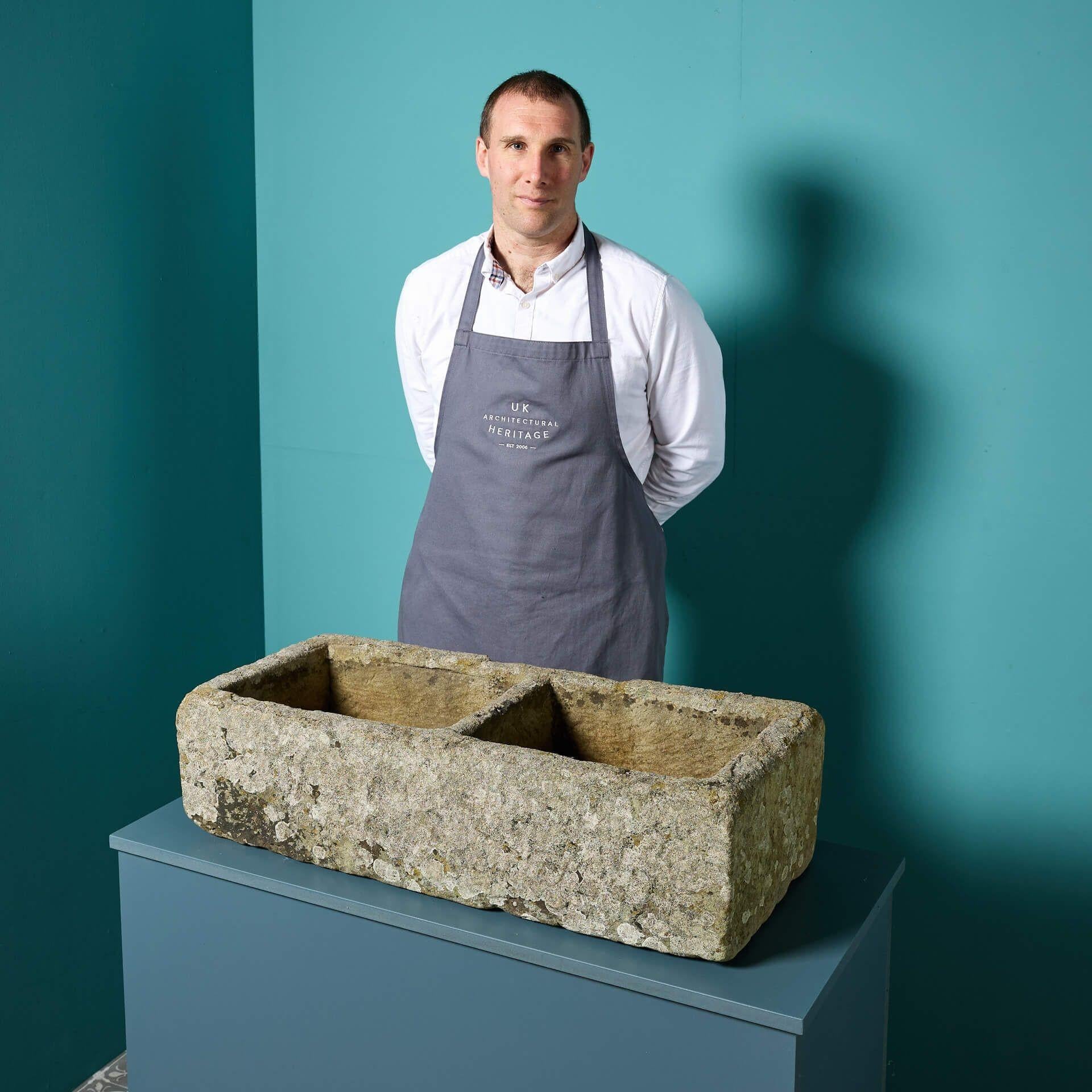 Un antico doppio lavello in pietra proveniente dalla proprietà di un famoso produttore musicale internazionale con sede nelle Cotswolds.

Originariamente utilizzato come abbeveratoio, questo pezzo lavorato a mano può essere riutilizzato come un