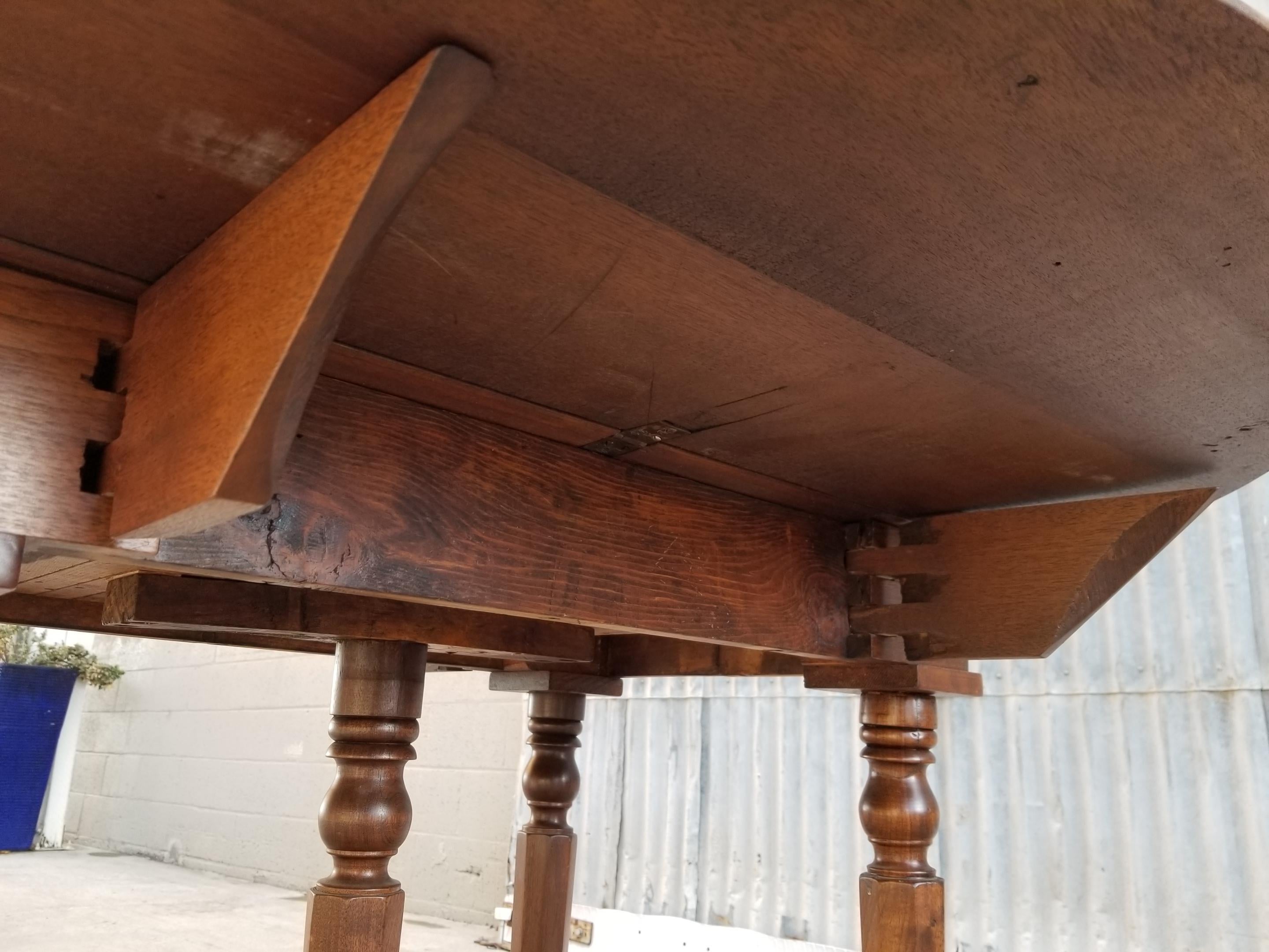 American Antique 19th Century Drop Leaf Dining Table in Solid Walnut