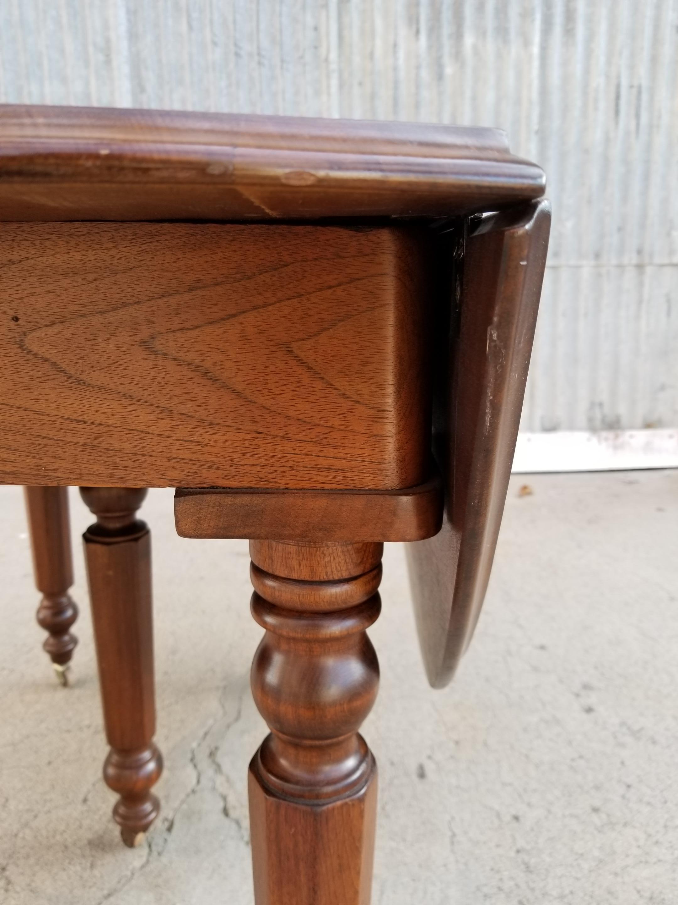 Antique 19th Century Drop Leaf Dining Table in Solid Walnut In Good Condition In Fulton, CA