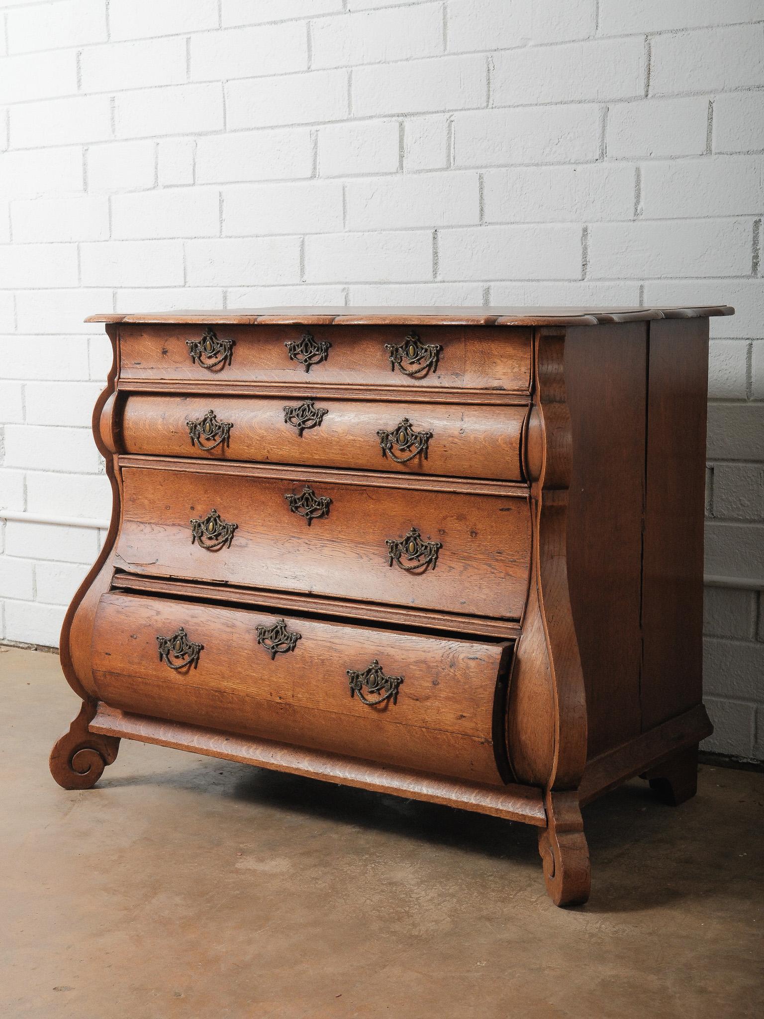 Antico comò olandese del XIX secolo in rovere a bombe con ferramenta in ottone ornata In condizioni buone in vendita a High Point, NC