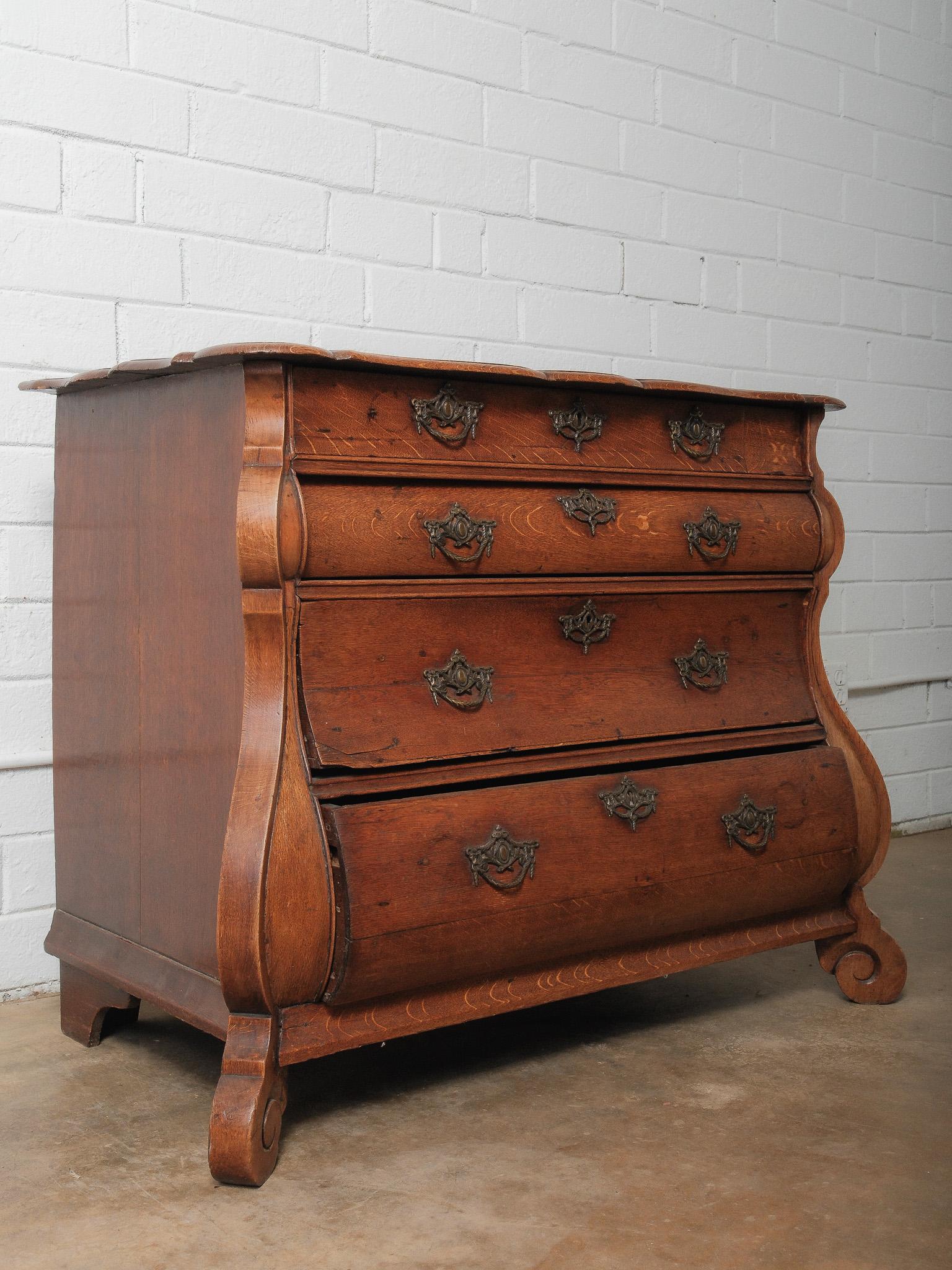 Legno Antico comò olandese del XIX secolo in rovere a bombe con ferramenta in ottone ornata in vendita