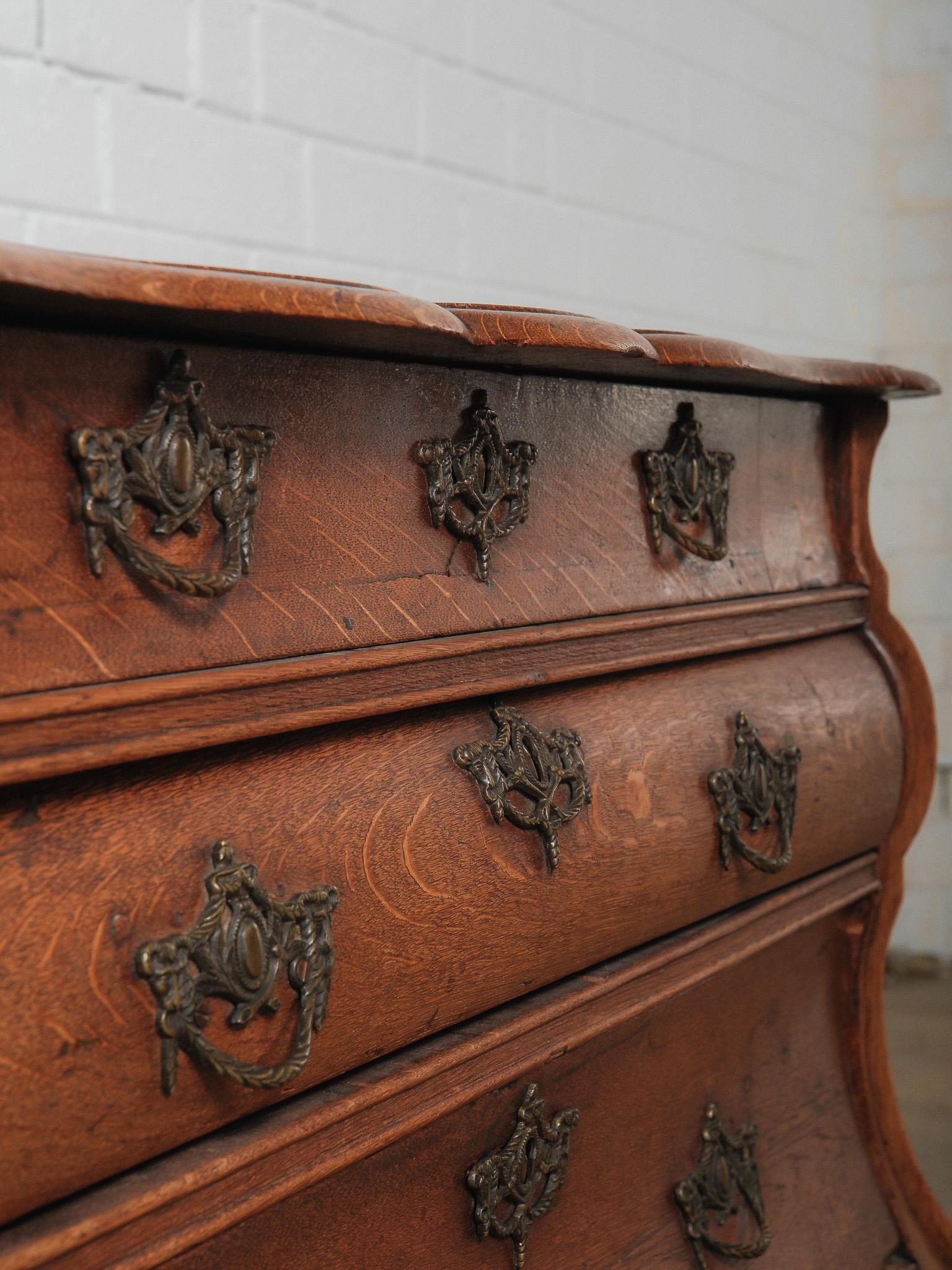 Antico comò olandese del XIX secolo in rovere a bombe con ferramenta in ottone ornata in vendita 1