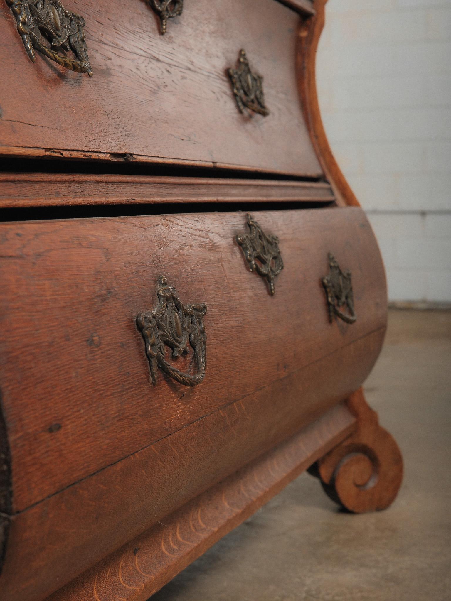 Antico comò olandese del XIX secolo in rovere a bombe con ferramenta in ottone ornata in vendita 2