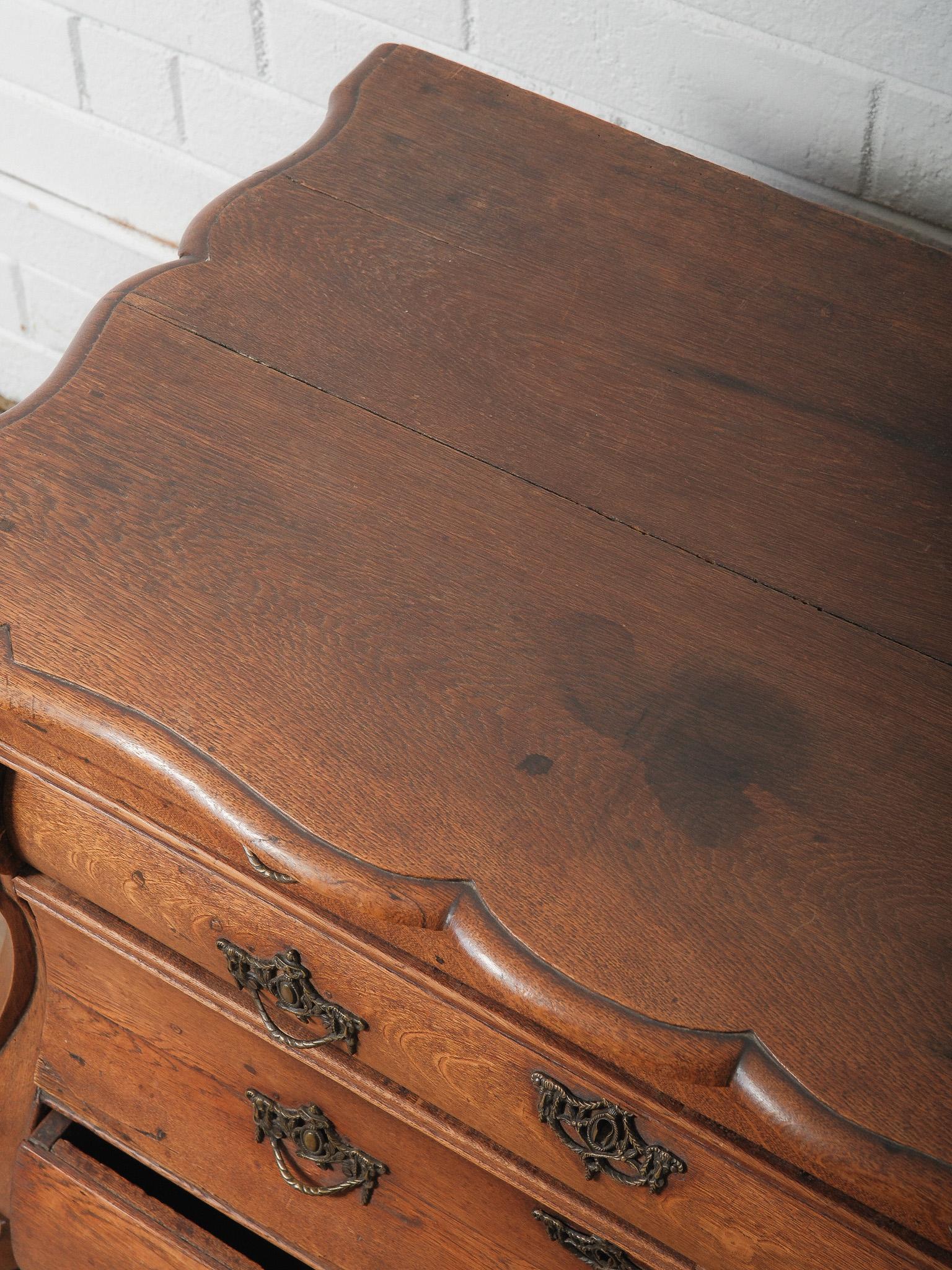Antico comò olandese del XIX secolo in rovere a bombe con ferramenta in ottone ornata in vendita 3