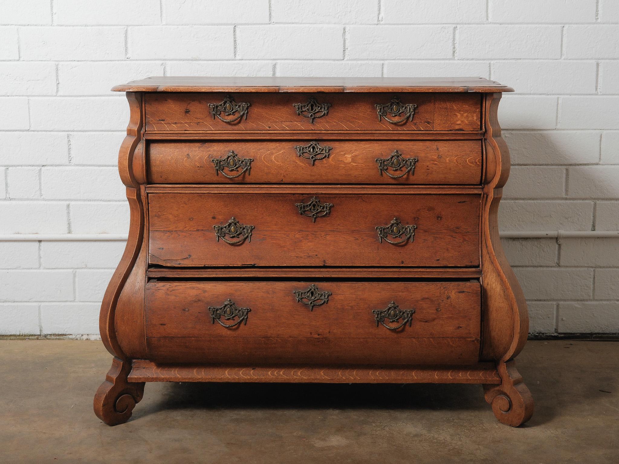 Antico comò olandese del XIX secolo in rovere a bombe con ferramenta in ottone ornata in vendita 4
