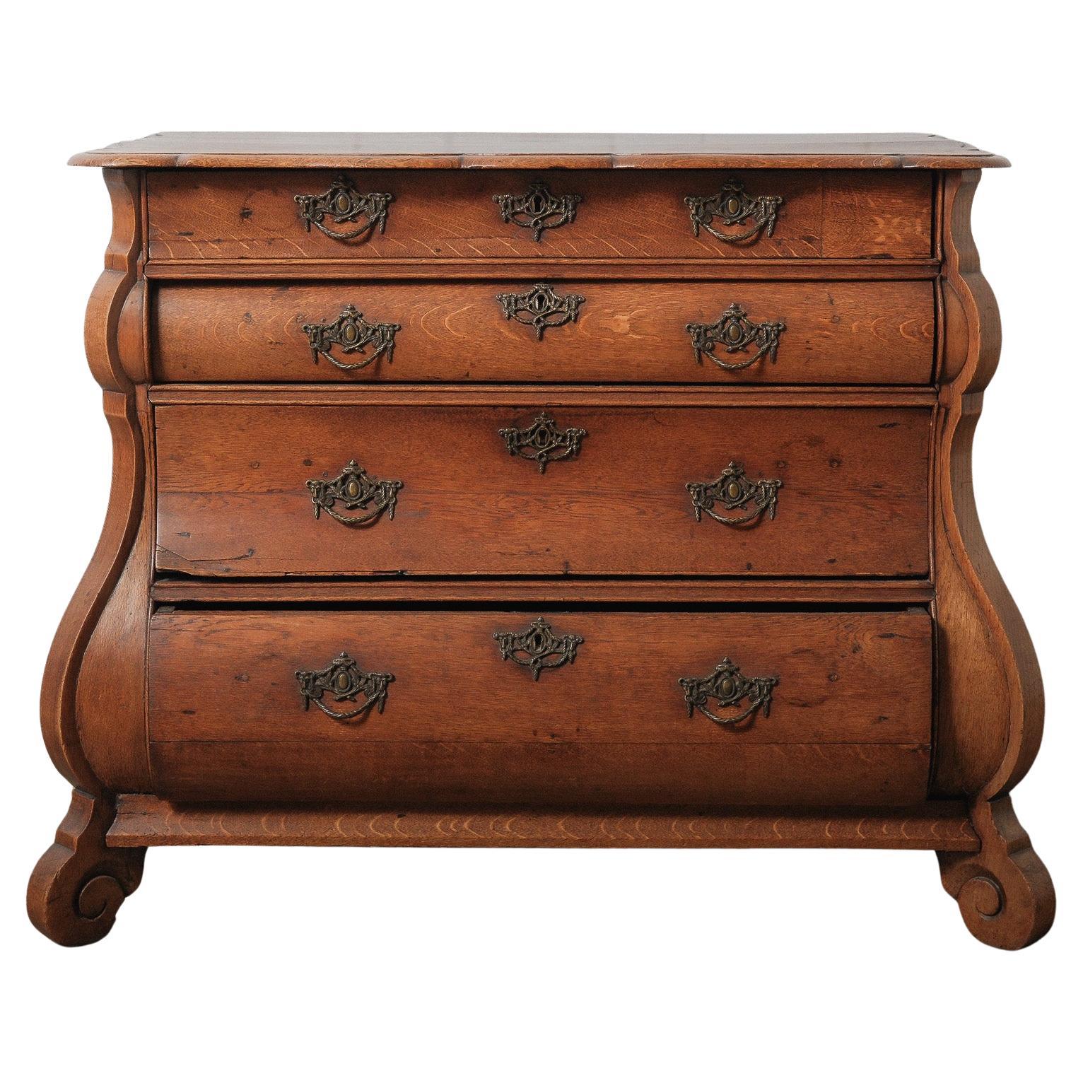 Antico comò olandese del XIX secolo in rovere a bombe con ferramenta in ottone ornata in vendita