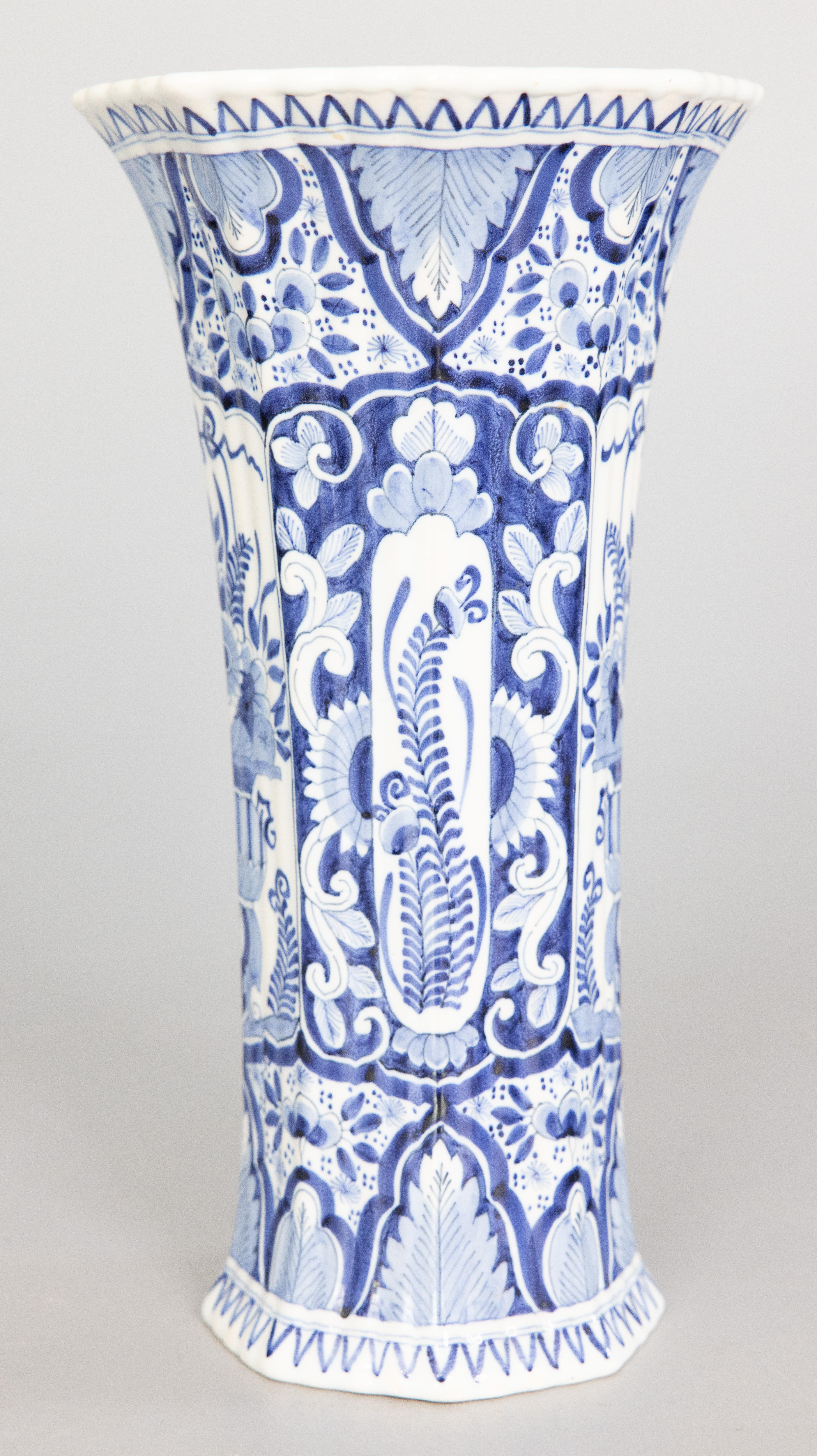 Un delizioso vaso a tromba in maiolica olandese di grandi dimensioni realizzato dal noto produttore Boch Frères Keramis a La Louvière, in Belgio, intorno al 1890. Marchio del fabbricante sul retro. Questo splendido vaso ha un meraviglioso corpo a