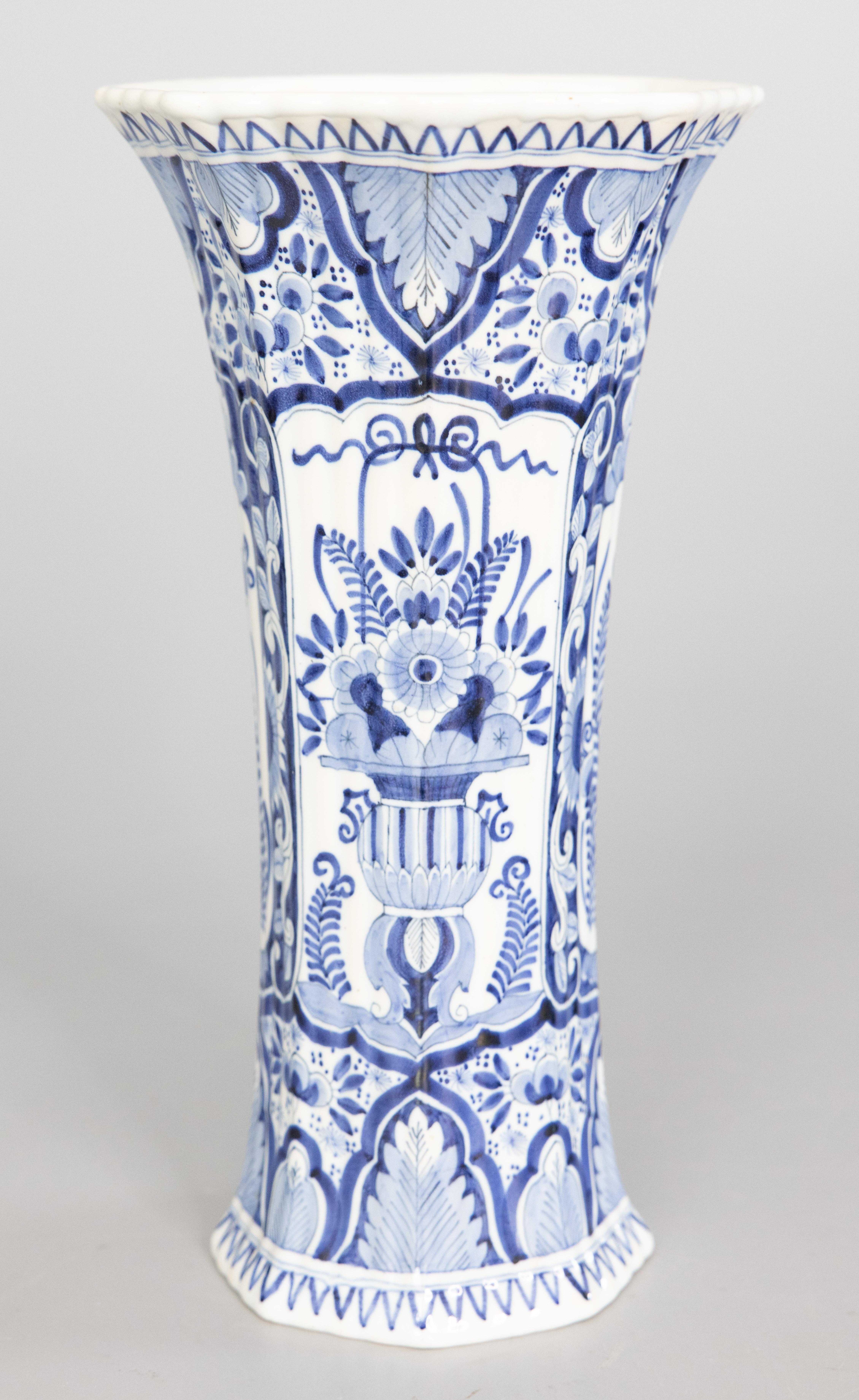 Country Antico vaso floreale di Delft olandese del XIX secolo in vendita