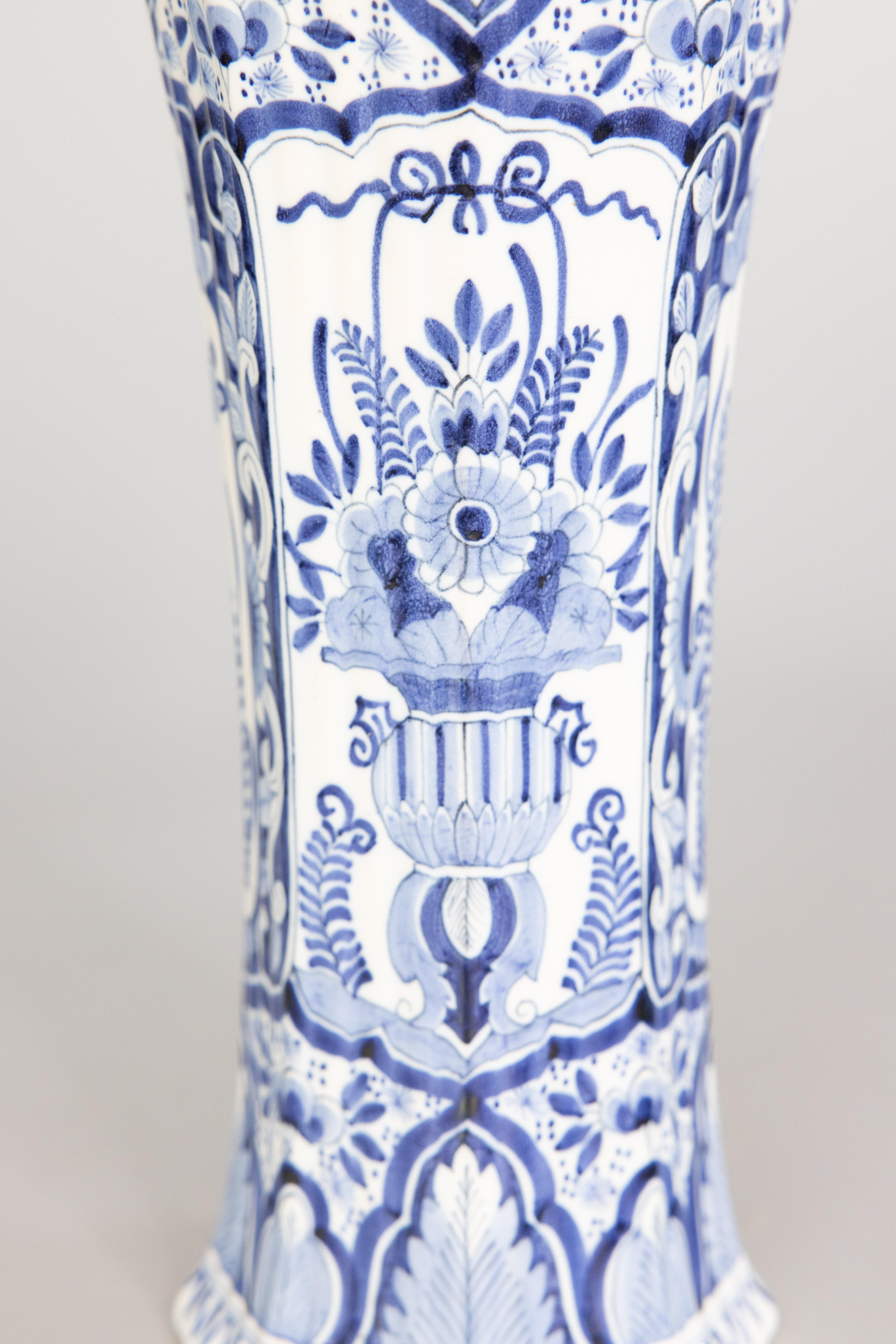 Cotto in fornace Antico vaso floreale di Delft olandese del XIX secolo in vendita