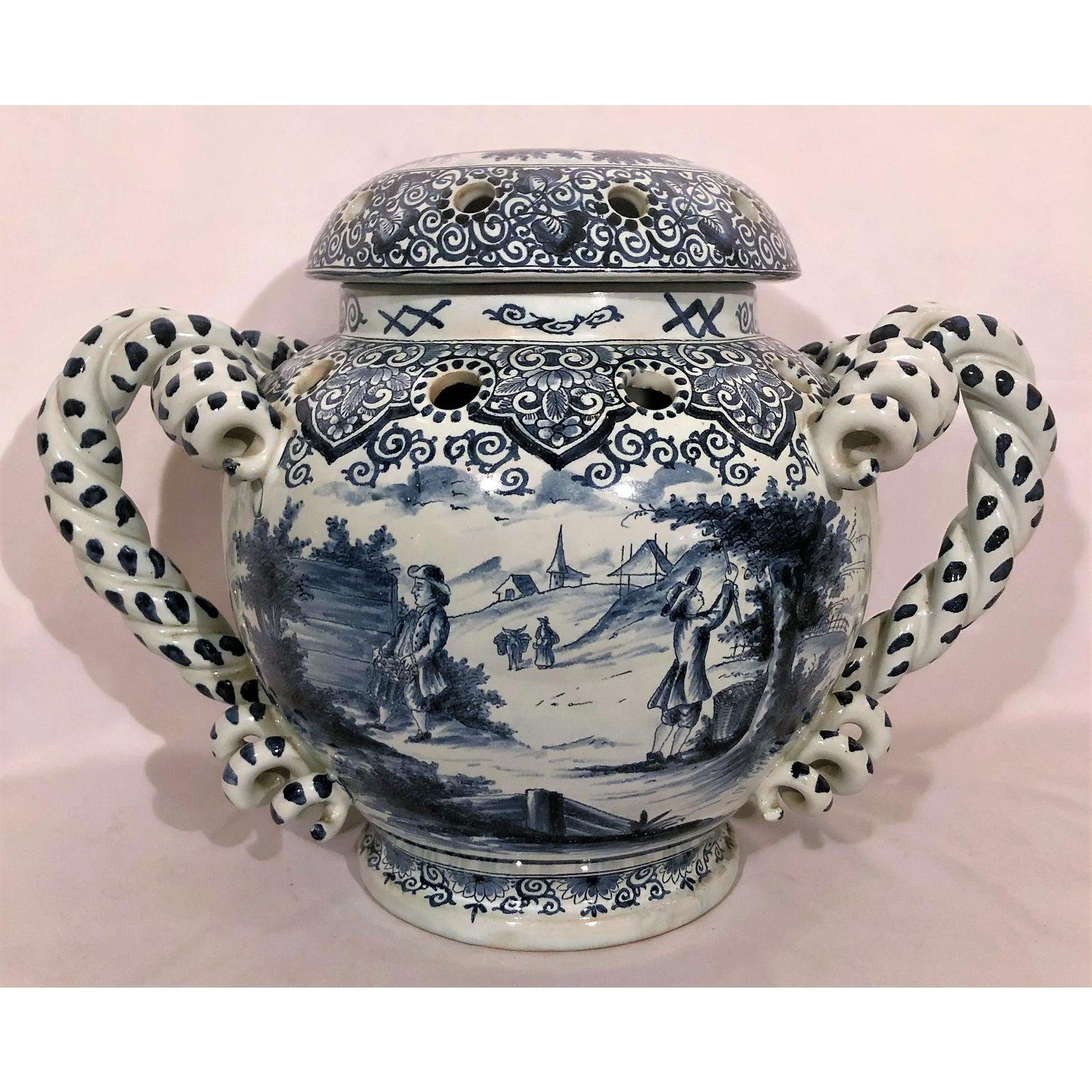 Antique 19th century Dutch delft porcelain Tulipiere urn, circa 1840.
URN087.