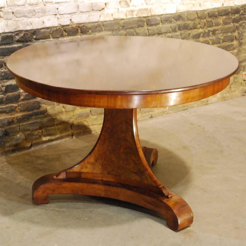 A beautiful round mahogany dining table on a trefoil platform base that ends in elegant scrolls. 
The base has an elegant triangular column to support the table top. The top is detachable by the use of a wooden swivel. The table top is made in 0,7