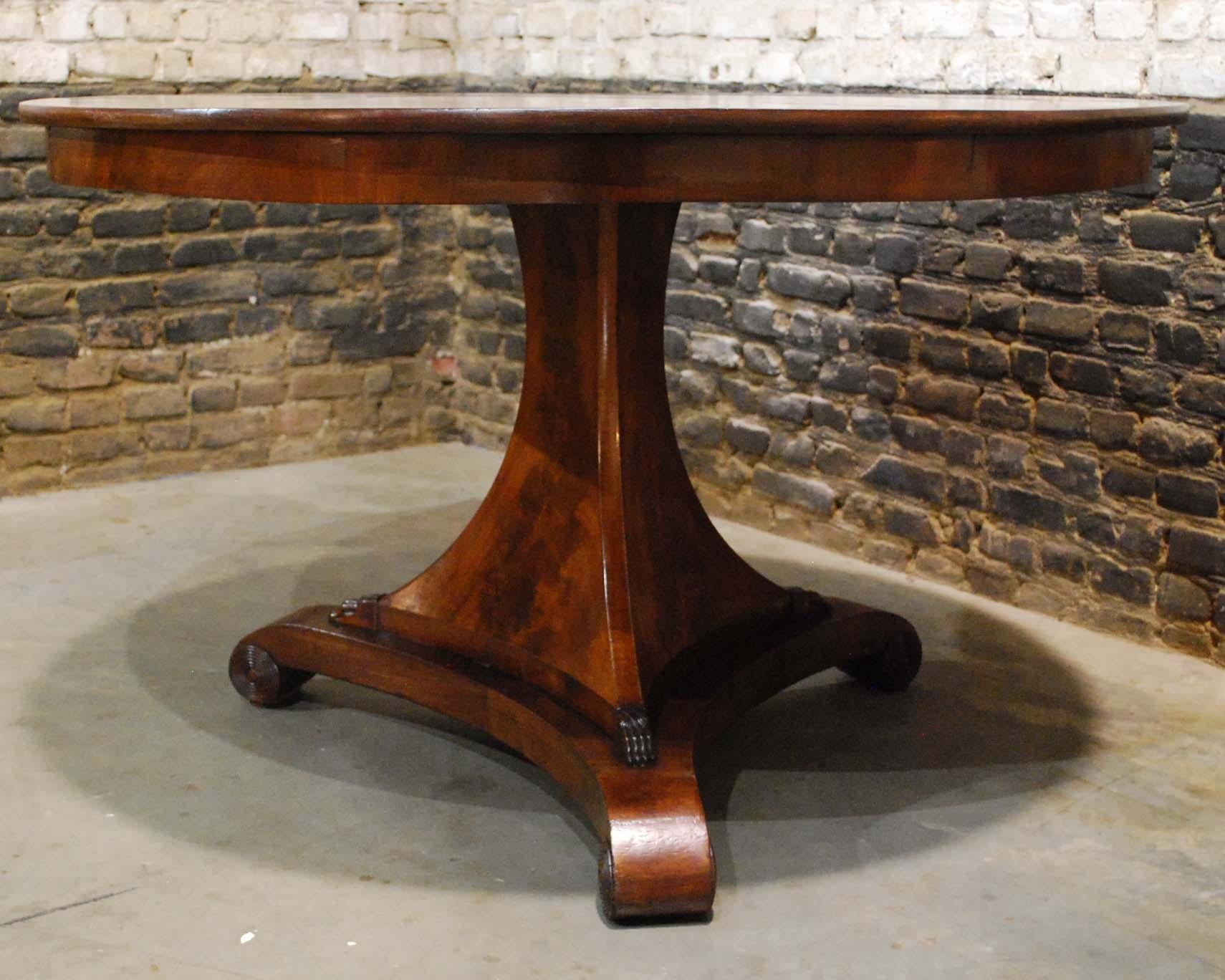 Antique 19th Century Dutch Empire Round Mahogany Dining Table In Good Condition In Casteren, NL