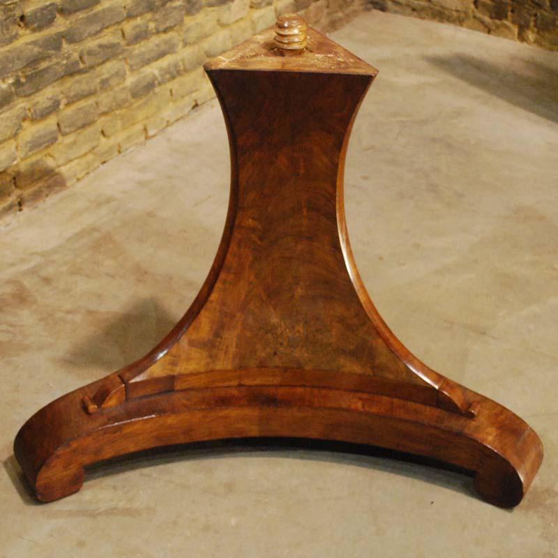 Antique 19th Century Dutch Empire Round Mahogany Dining Table In Good Condition In Casteren, NL