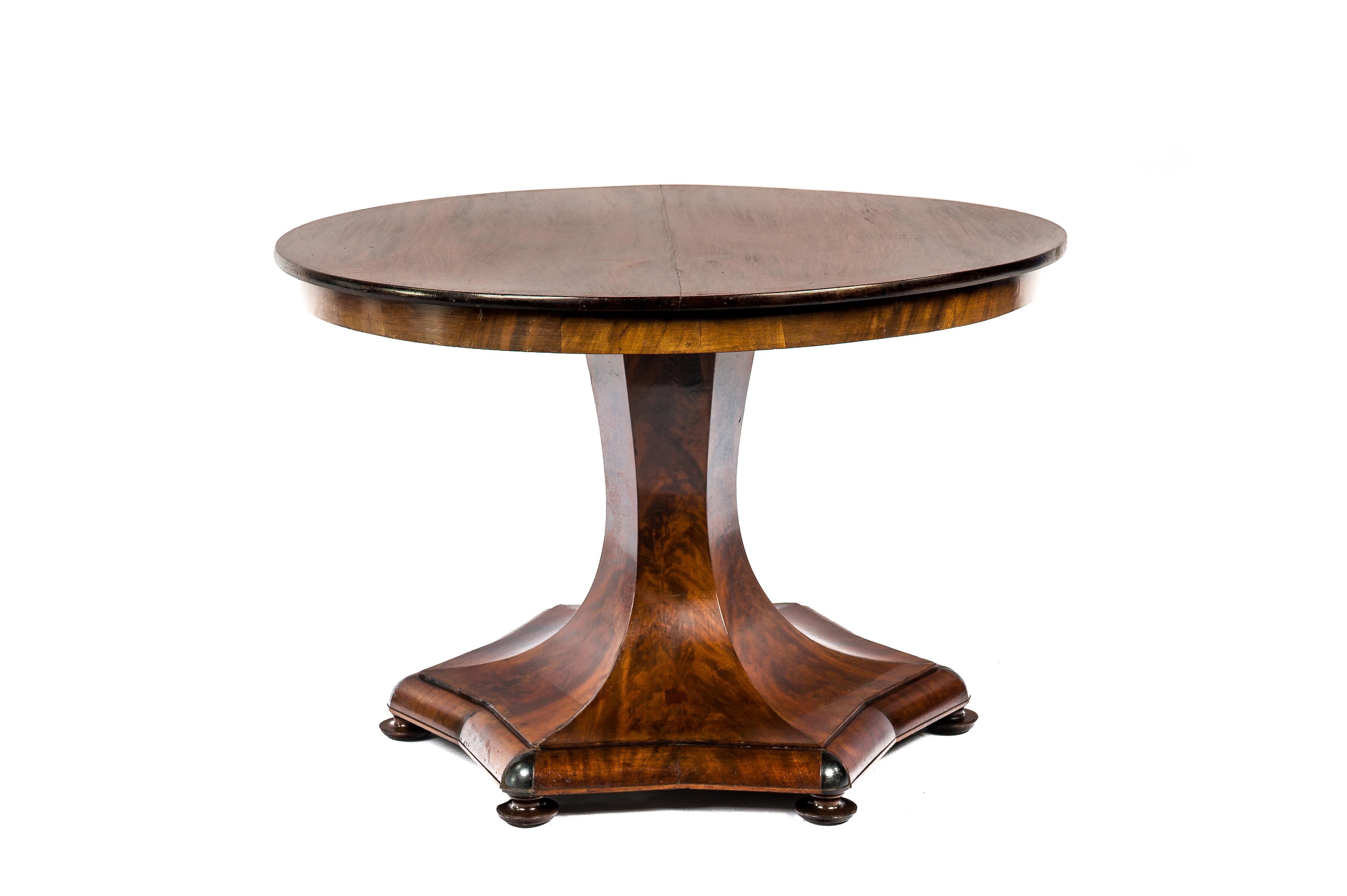 Antique 19th Century Dutch Empire Round Mahogany Table on a Hexagonal Base For Sale 5