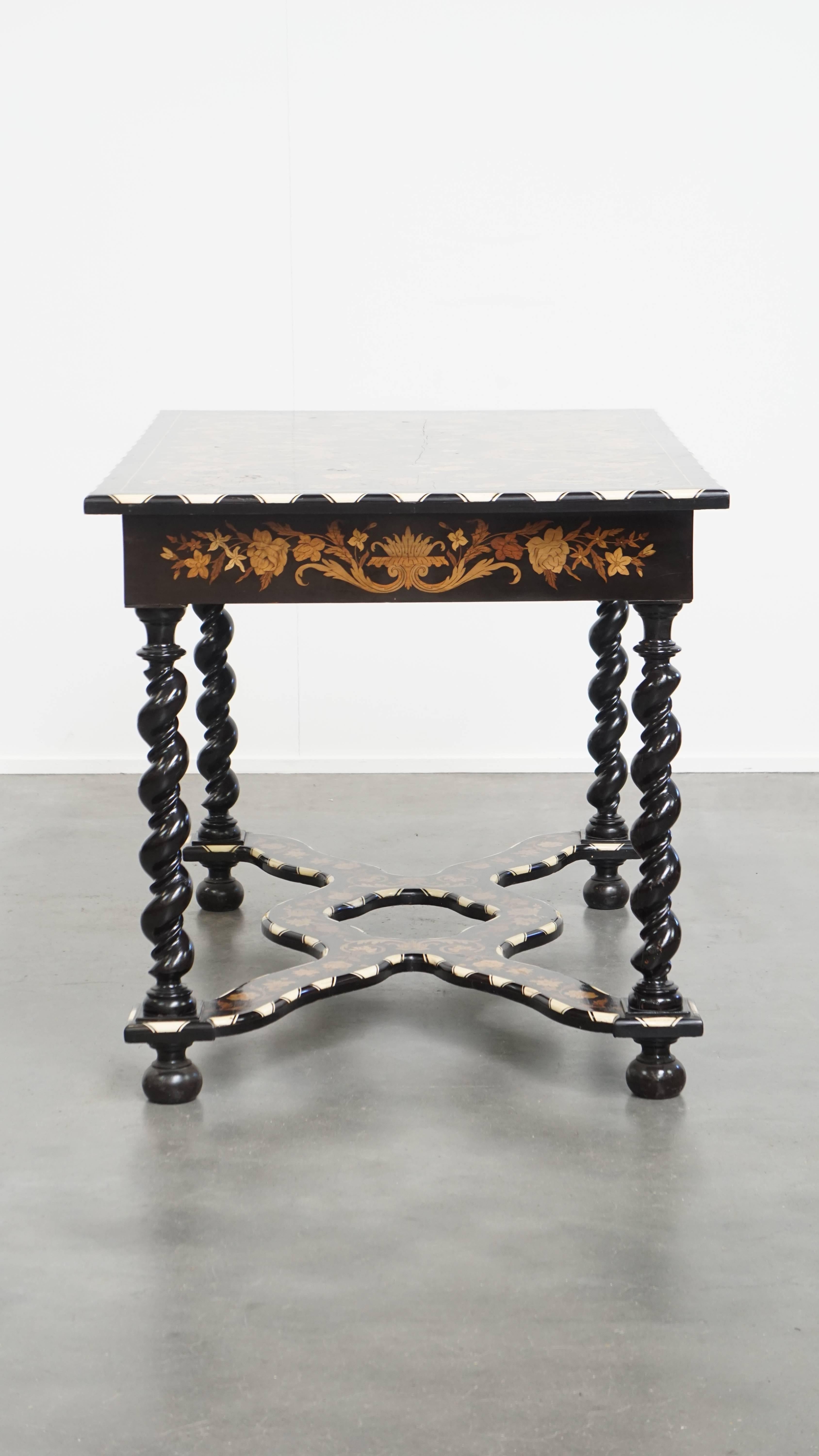 Antique 19th-Century Dutch Marquetry Table In Good Condition For Sale In Harderwijk, NL