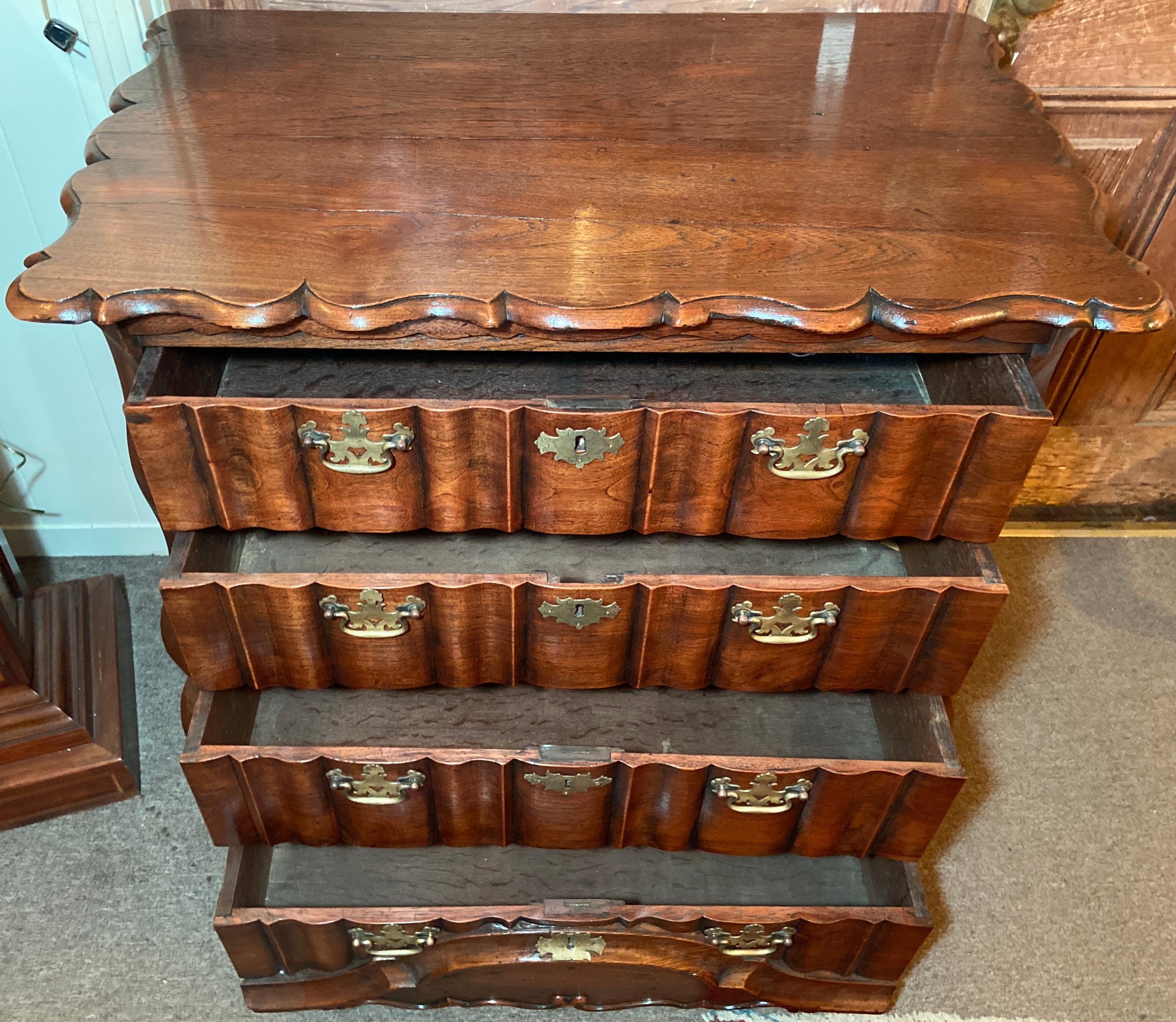 Antique 19th Century Dutch Oak Chest with Oak Lining  In Good Condition For Sale In New Orleans, LA