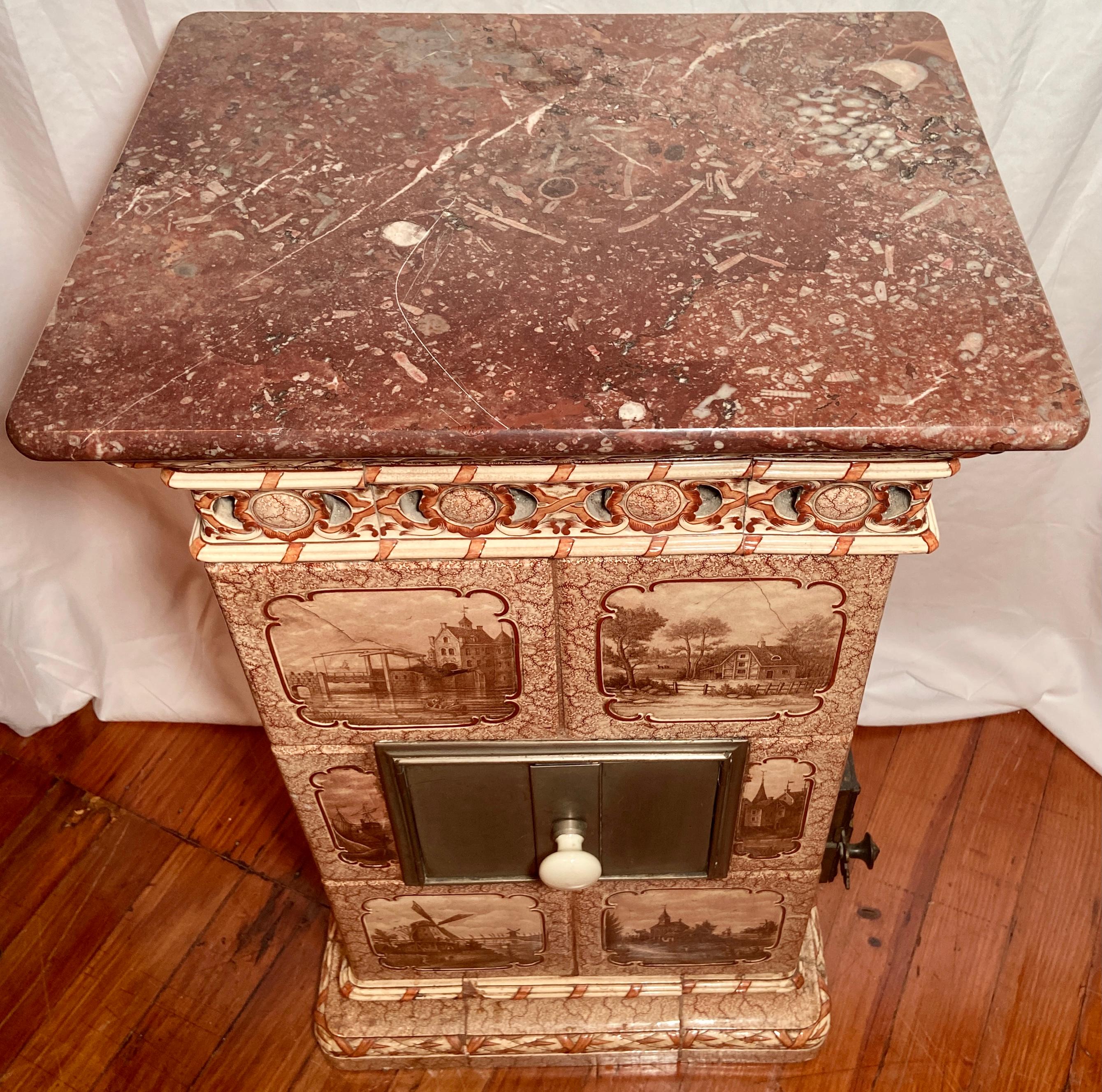 Antica stufa provinciale olandese del XIX secolo con piano in marmo e piastrelle in ceramica, circa 1880.
