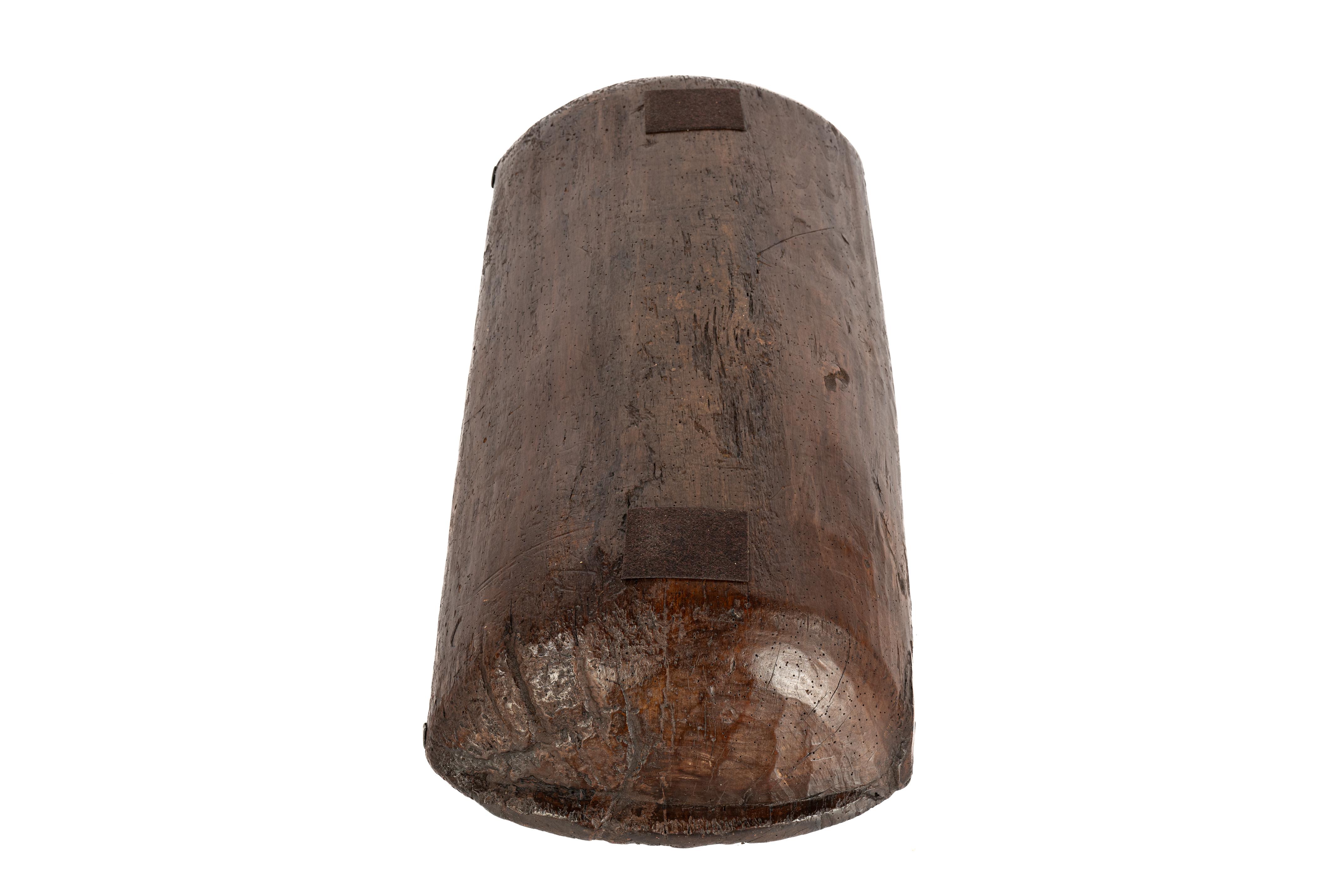 Orme massif sculpté rustique hollandais ancien du 19e siècle, teinté en brun  auge à grains en vente 3
