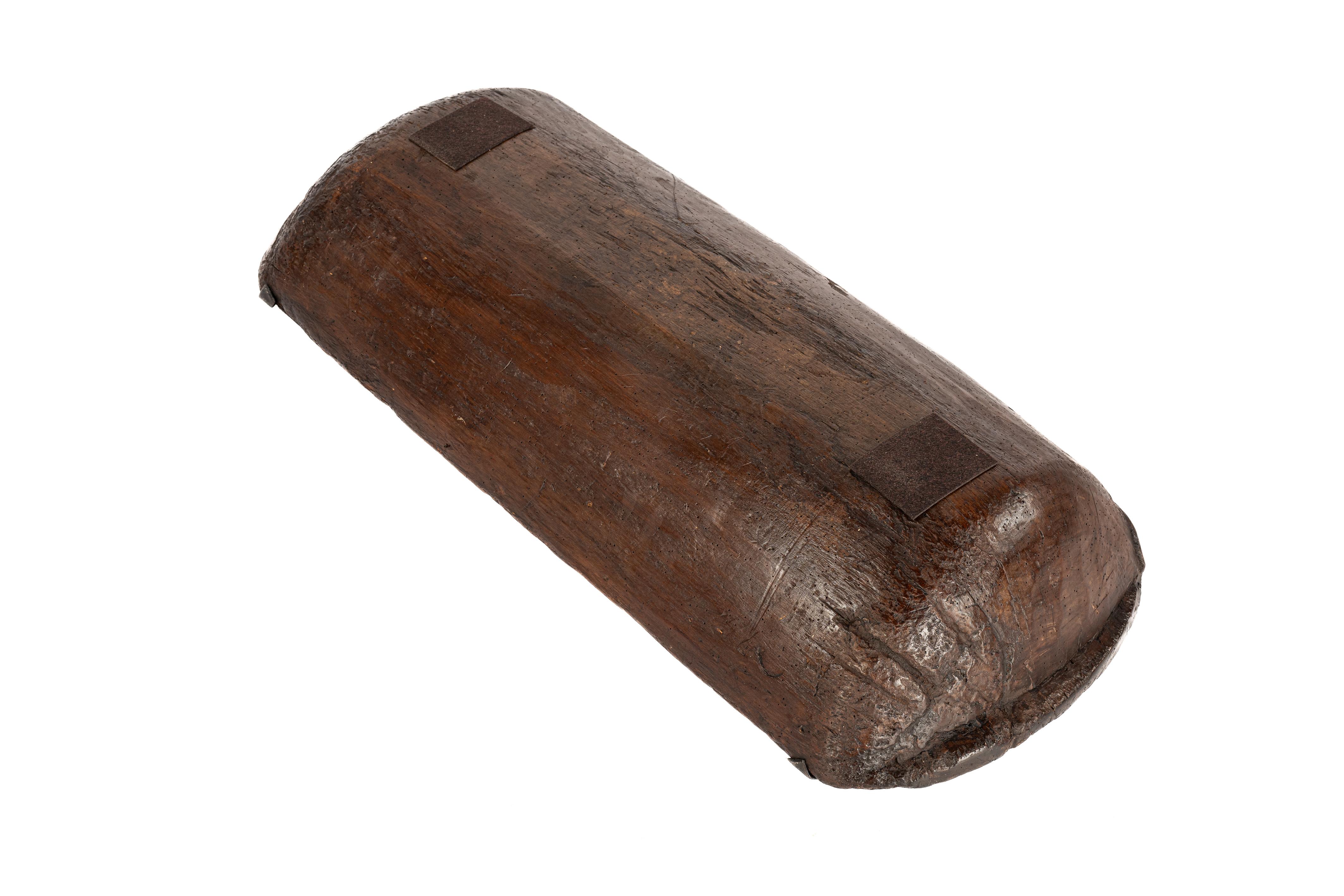 Orme massif sculpté rustique hollandais ancien du 19e siècle, teinté en brun  auge à grains en vente 4