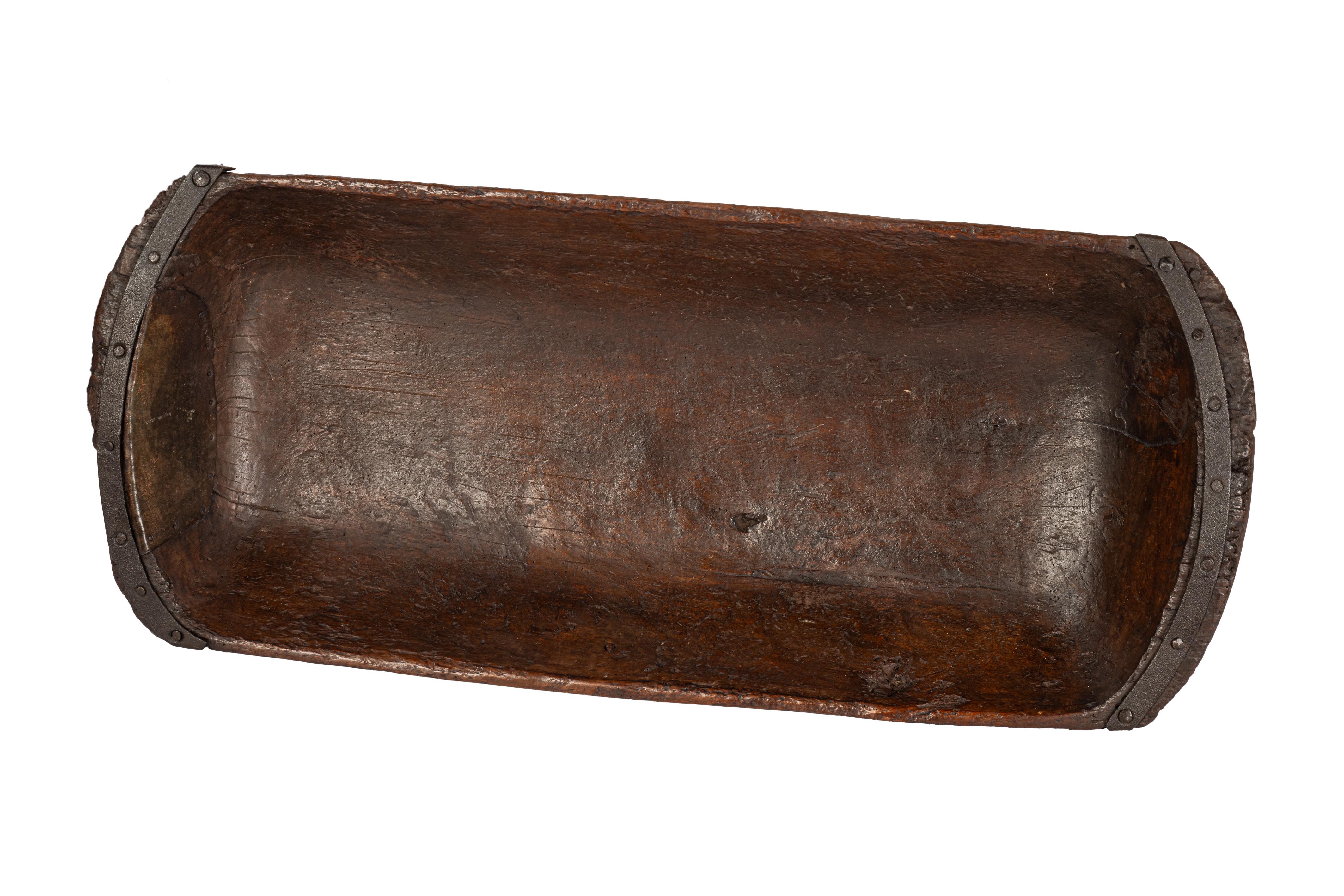 Orme massif sculpté rustique hollandais ancien du 19e siècle, teinté en brun  auge à grains en vente 5