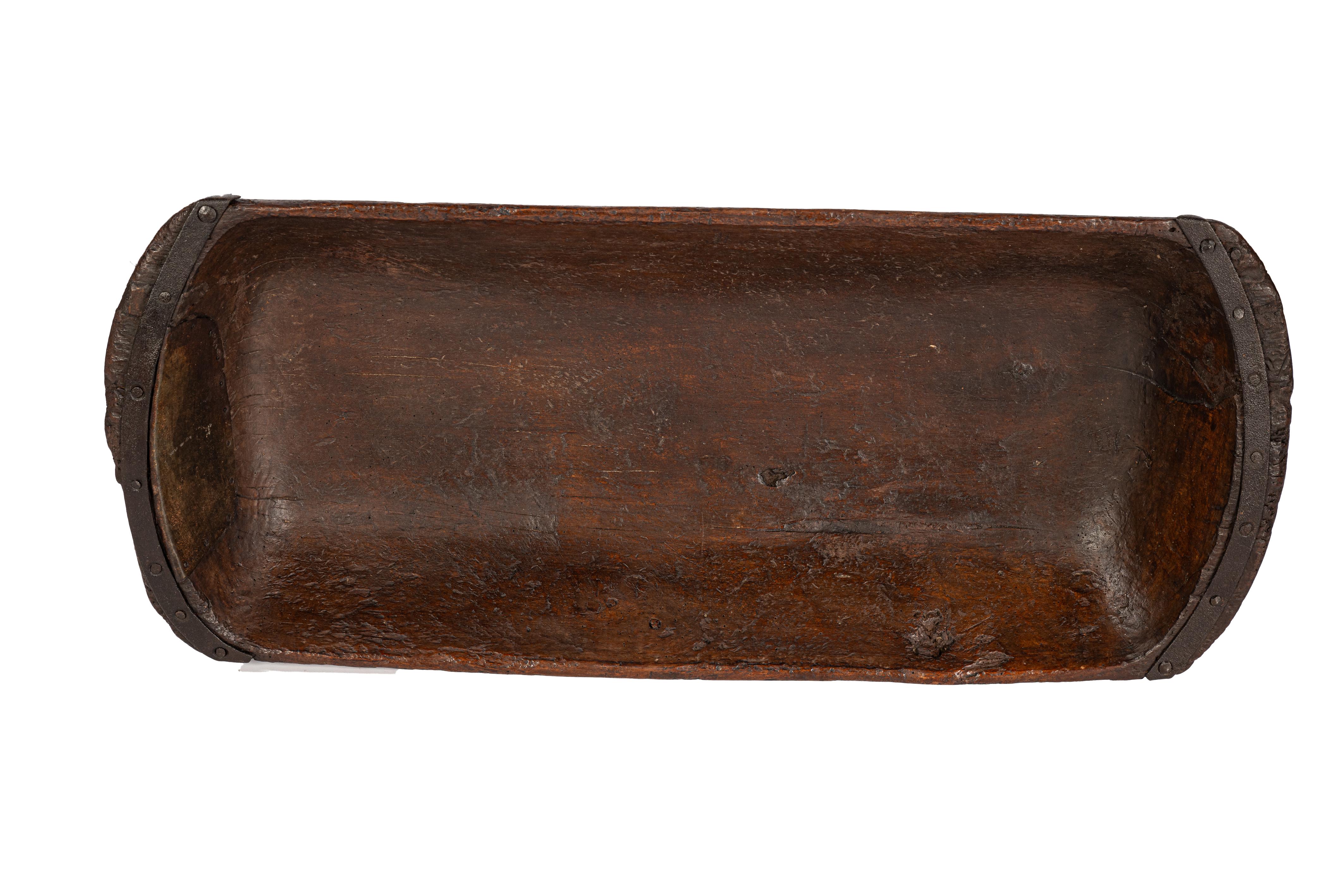 Orme massif sculpté rustique hollandais ancien du 19e siècle, teinté en brun  auge à grains en vente 6