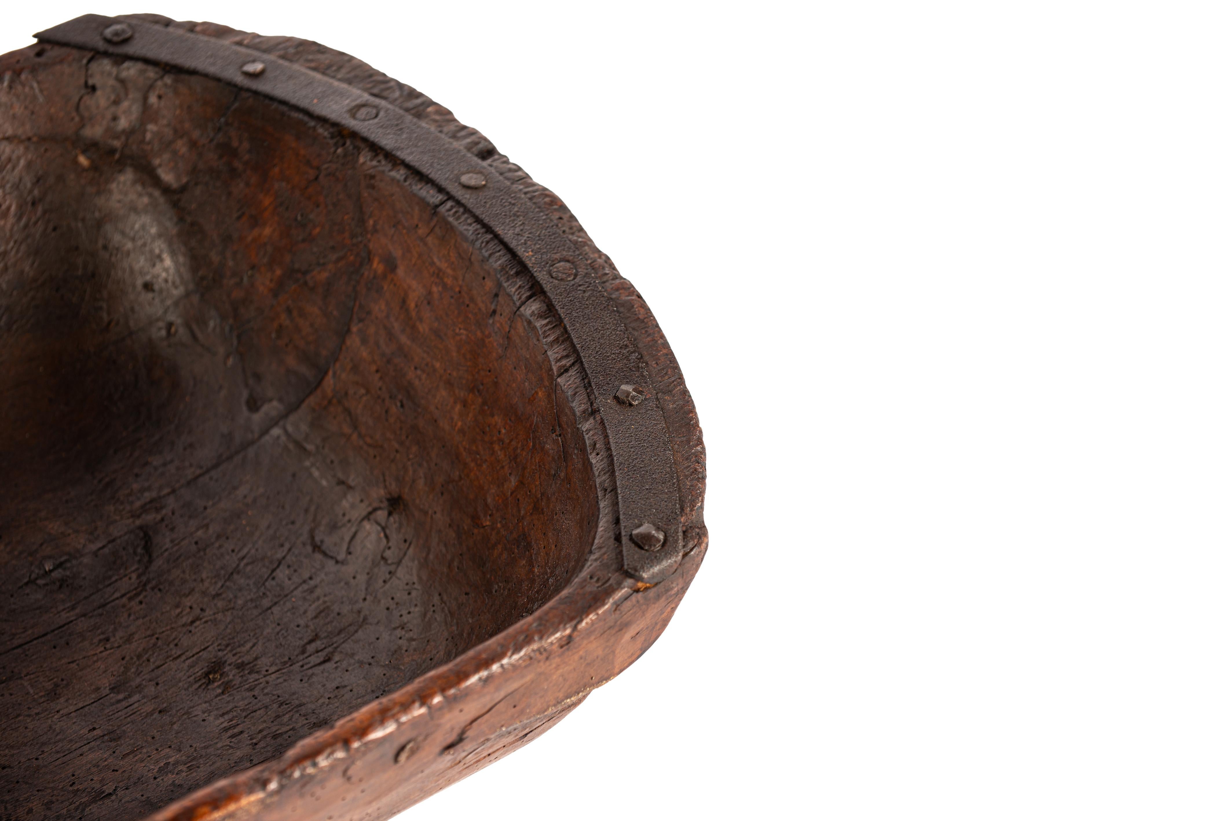 Orme massif sculpté rustique hollandais ancien du 19e siècle, teinté en brun  auge à grains en vente 8