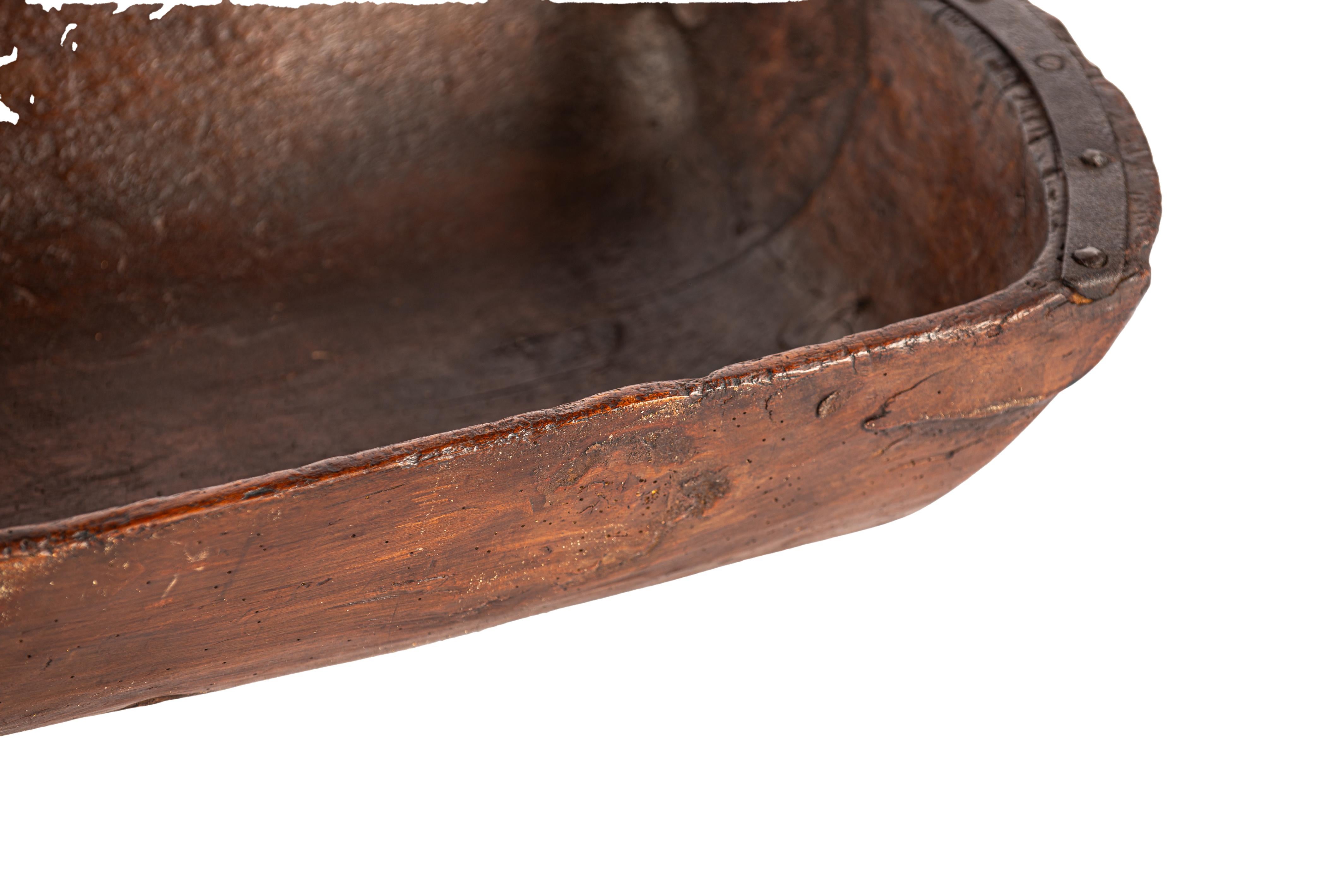 Orme massif sculpté rustique hollandais ancien du 19e siècle, teinté en brun  auge à grains en vente 10