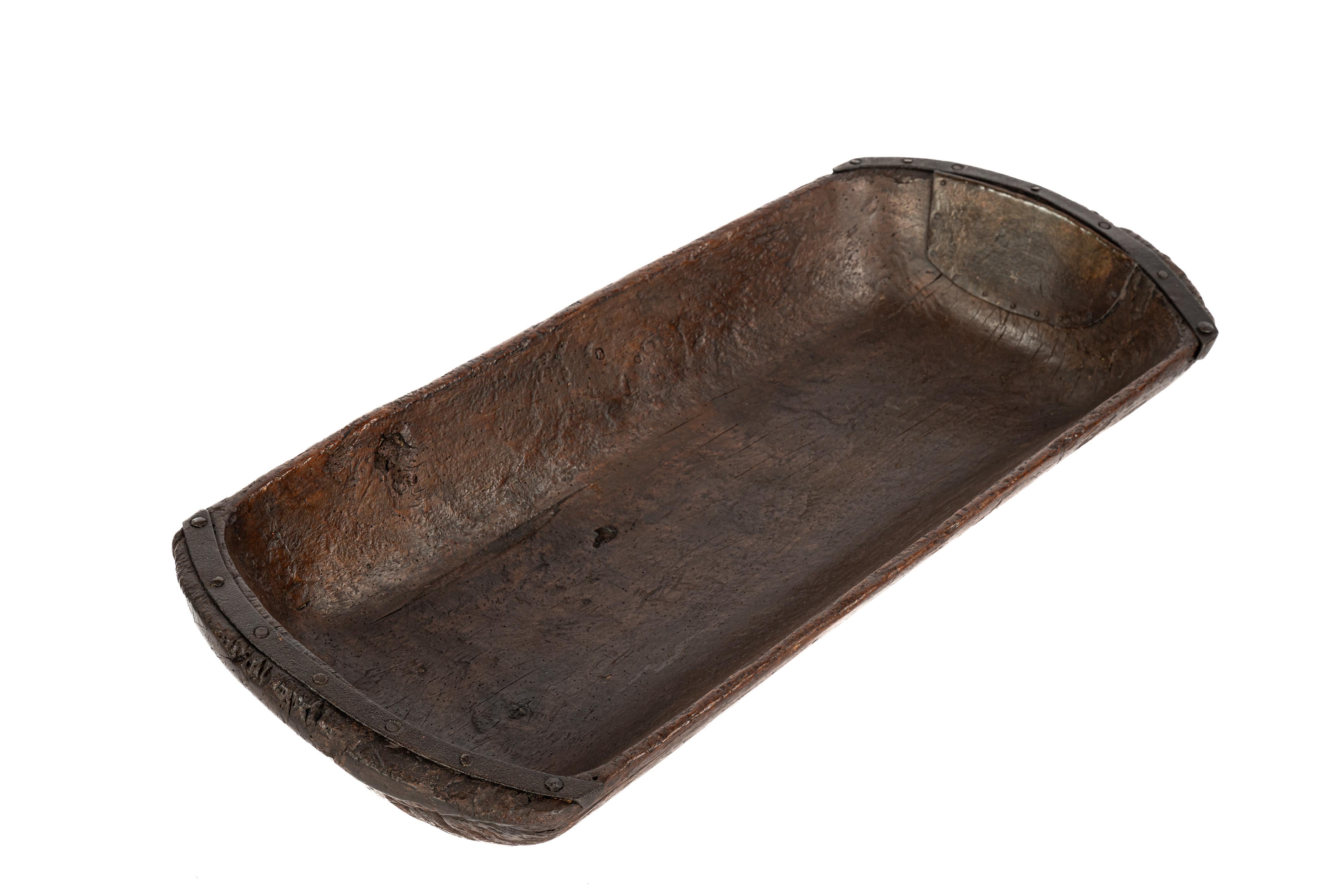 Néerlandais Orme massif sculpté rustique hollandais ancien du 19e siècle, teinté en brun  auge à grains en vente