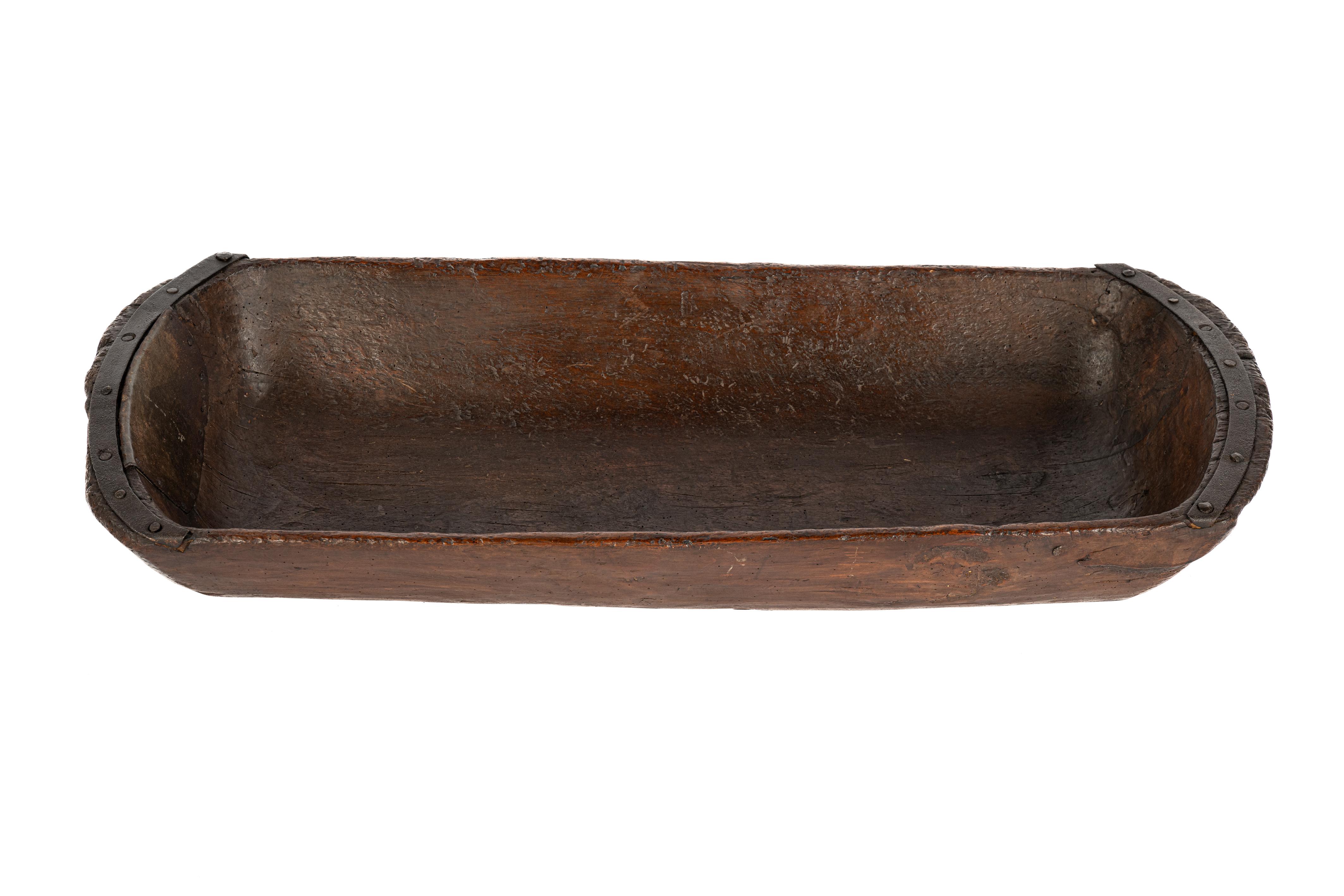 Sculpté Orme massif sculpté rustique hollandais ancien du 19e siècle, teinté en brun  auge à grains en vente