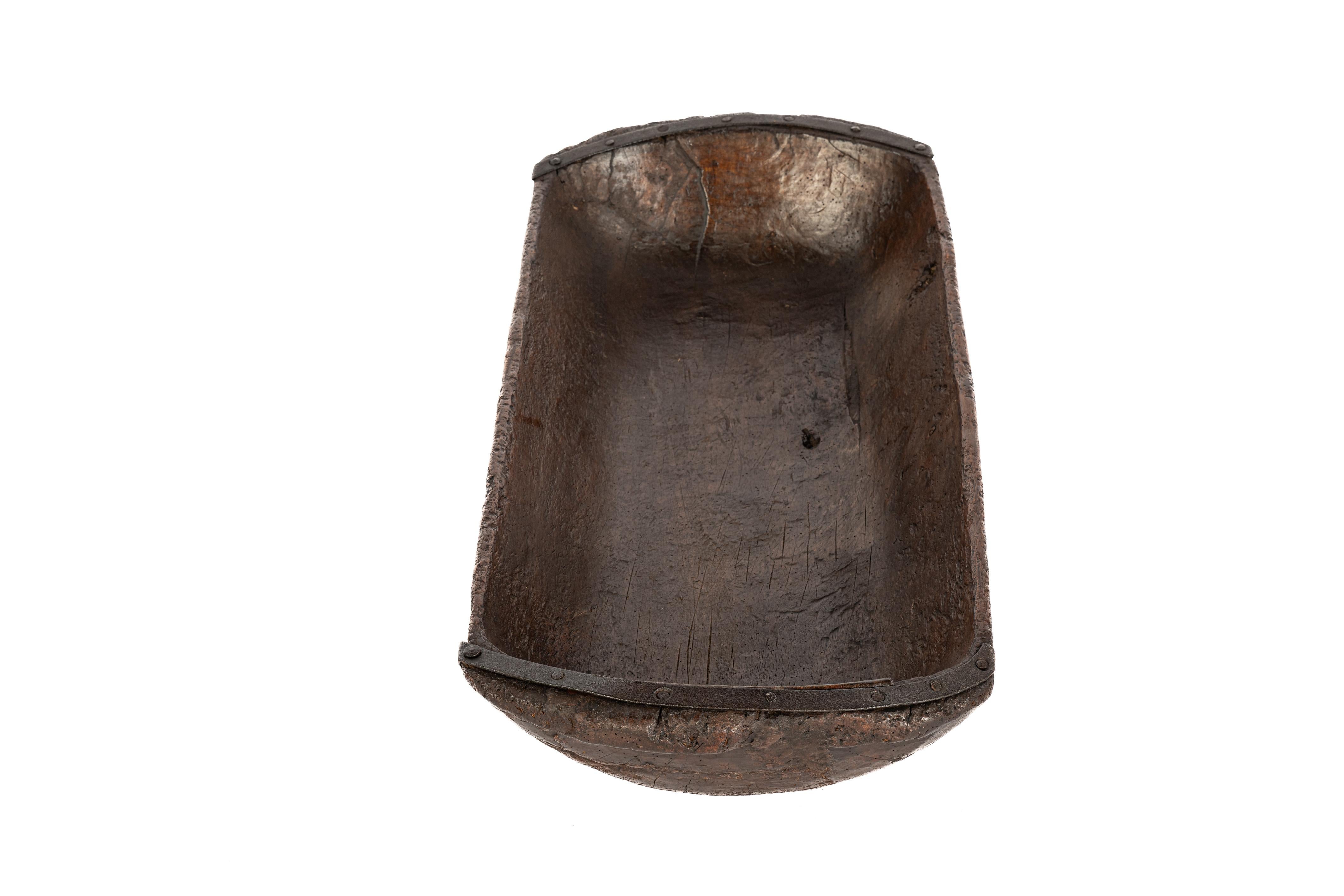 XIXe siècle Orme massif sculpté rustique hollandais ancien du 19e siècle, teinté en brun  auge à grains en vente