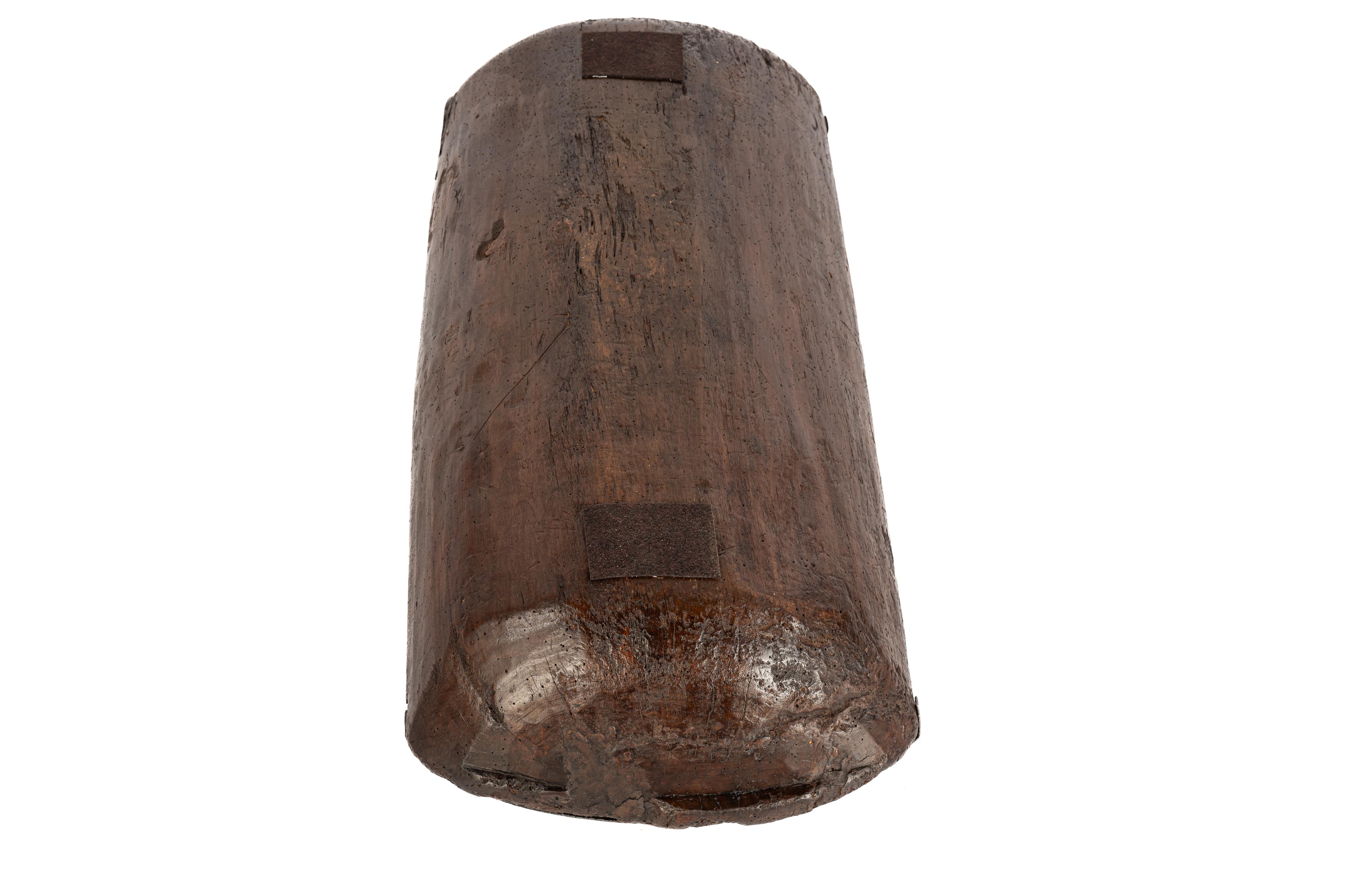Orme massif sculpté rustique hollandais ancien du 19e siècle, teinté en brun  auge à grains en vente 1
