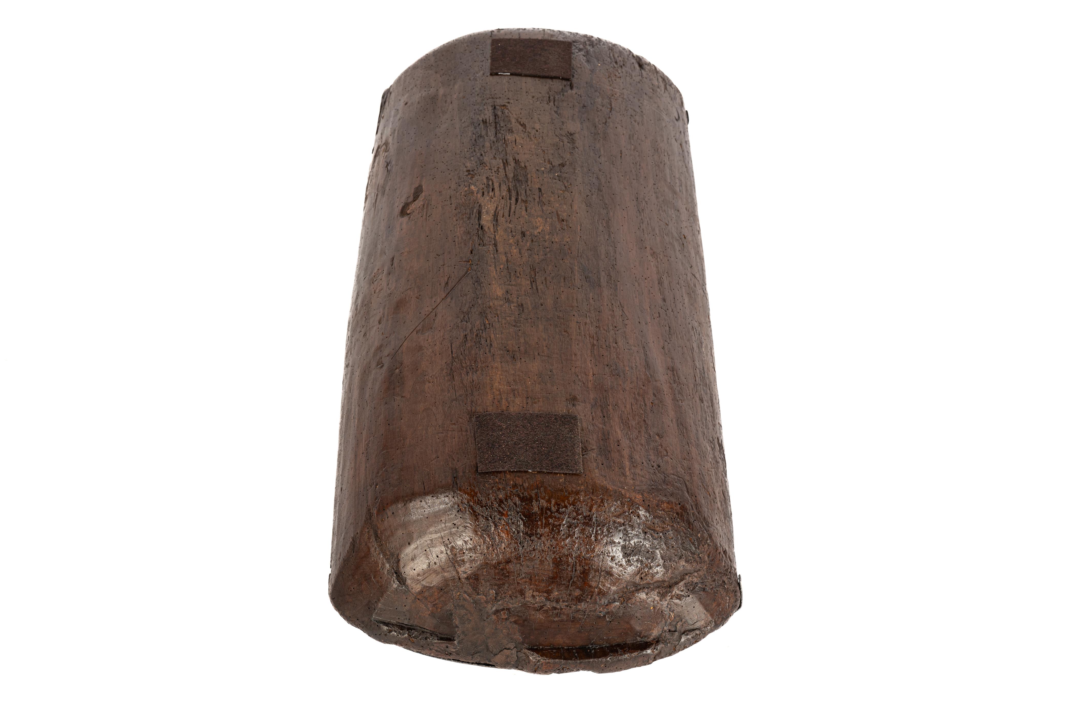 Orme massif sculpté rustique hollandais ancien du 19e siècle, teinté en brun  auge à grains en vente 2
