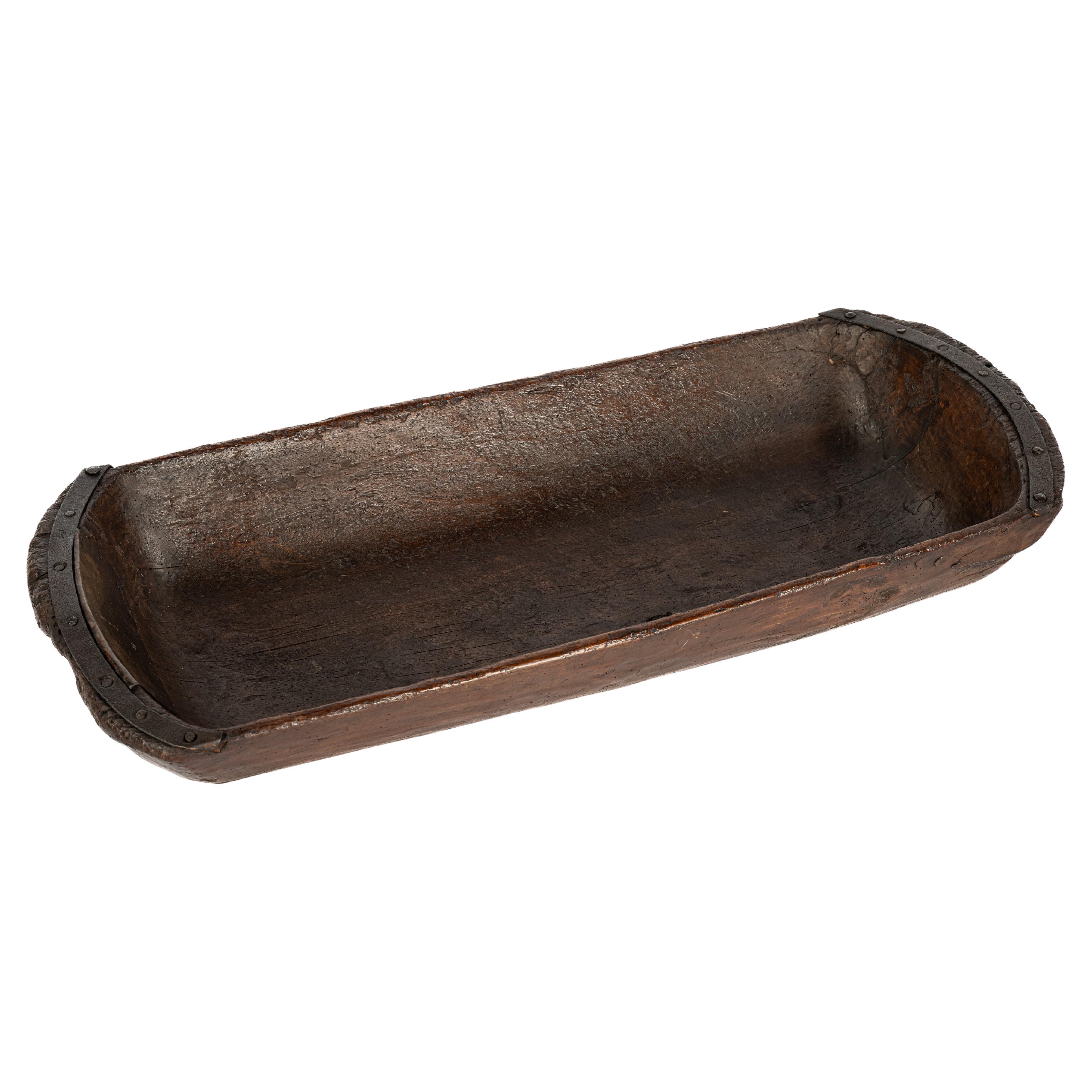 Orme massif sculpté rustique hollandais ancien du 19e siècle, teinté en brun  auge à grains en vente
