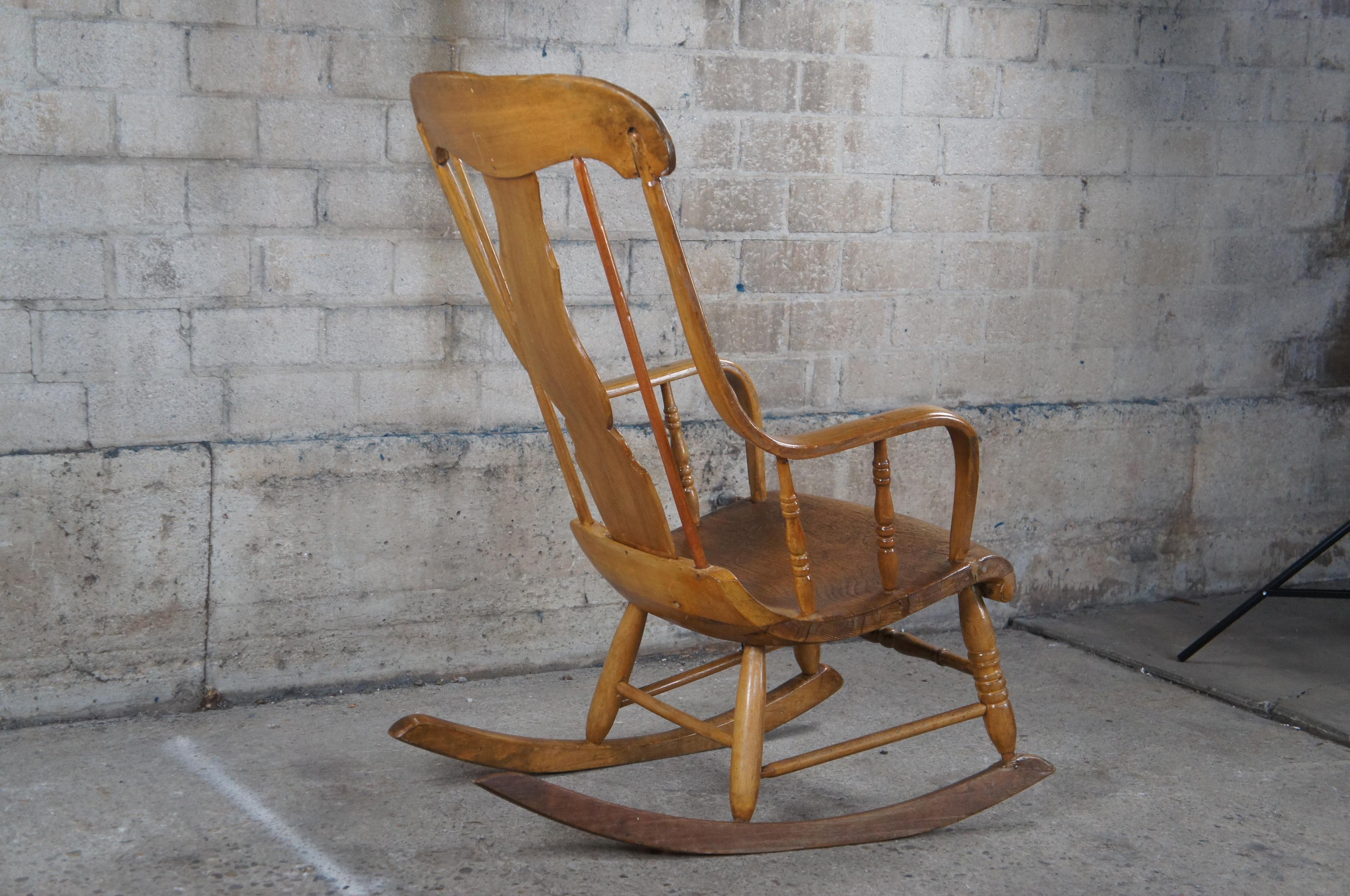 Antique 19th Century Early American Farmhouse Oak Bentwood Rocking Arm Chair  In Good Condition In Dayton, OH