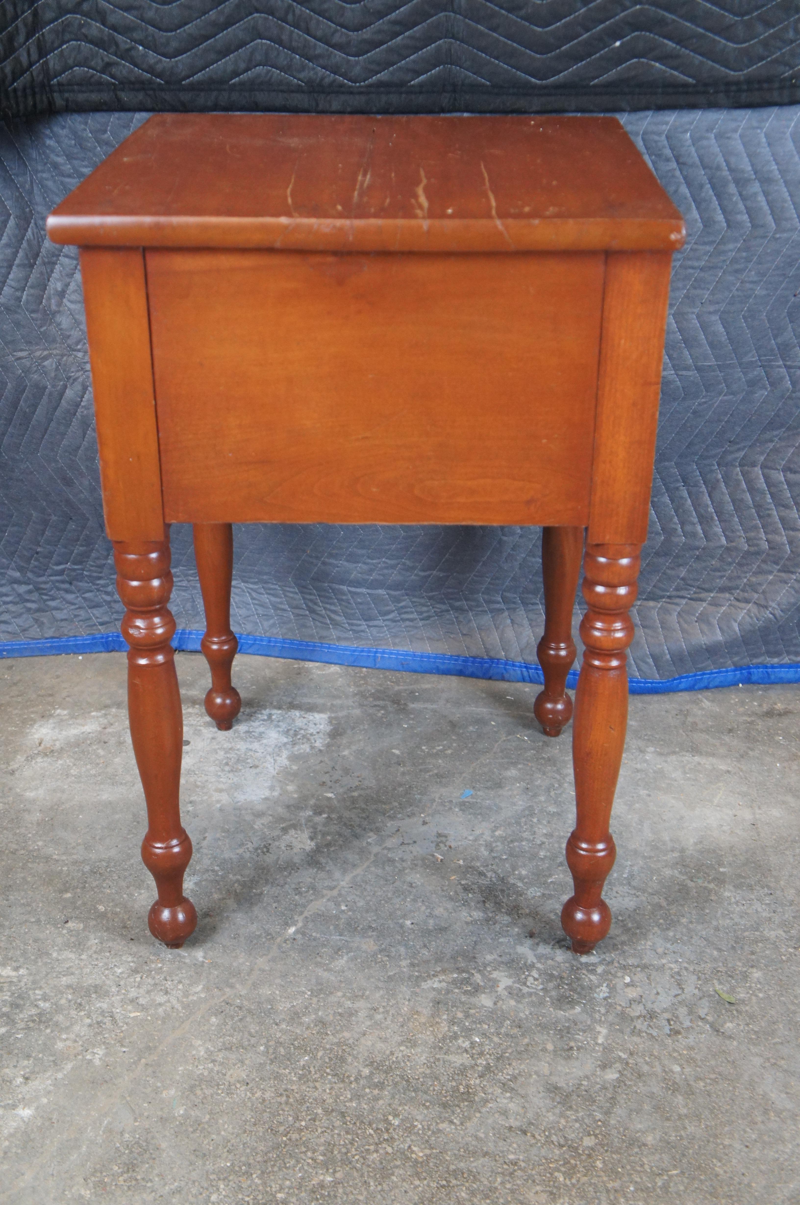 Ancienne table d'appoint en cerisier primitif du 19ème siècle, table de nuit 29