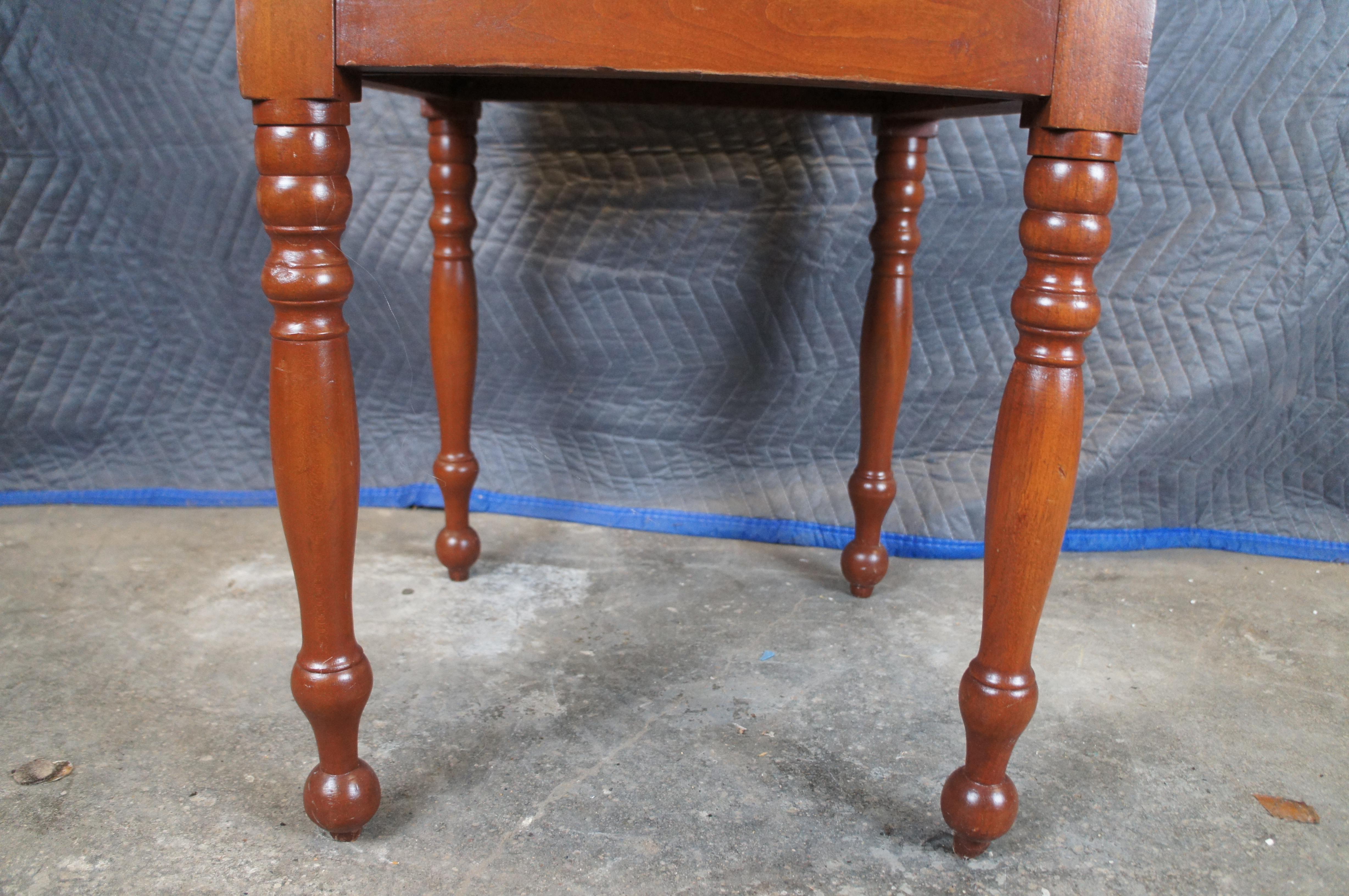 Ancienne table d'appoint en cerisier primitif du 19ème siècle, table de nuit 29